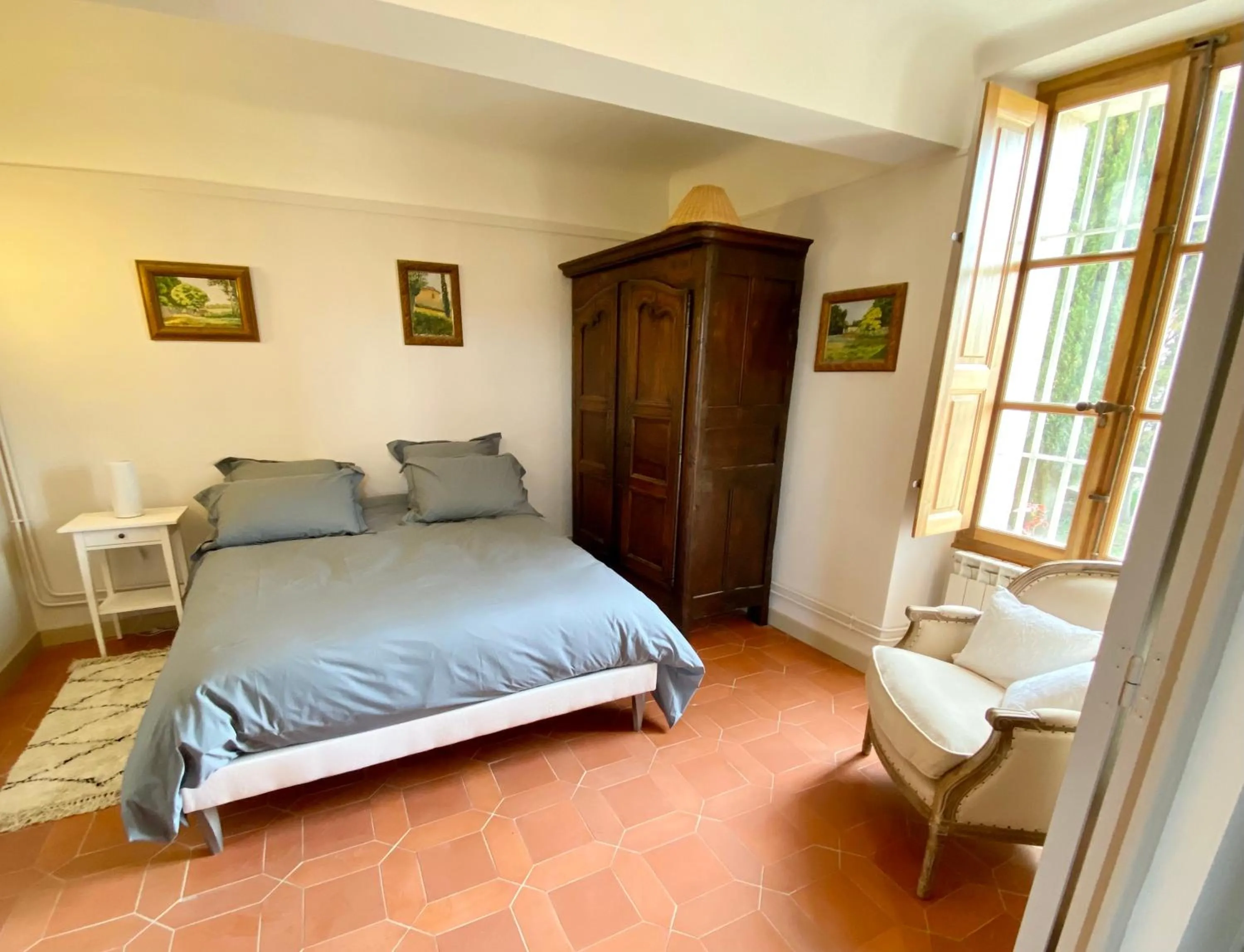 Photo of the whole room, Bed in Domaine Les Mûriers