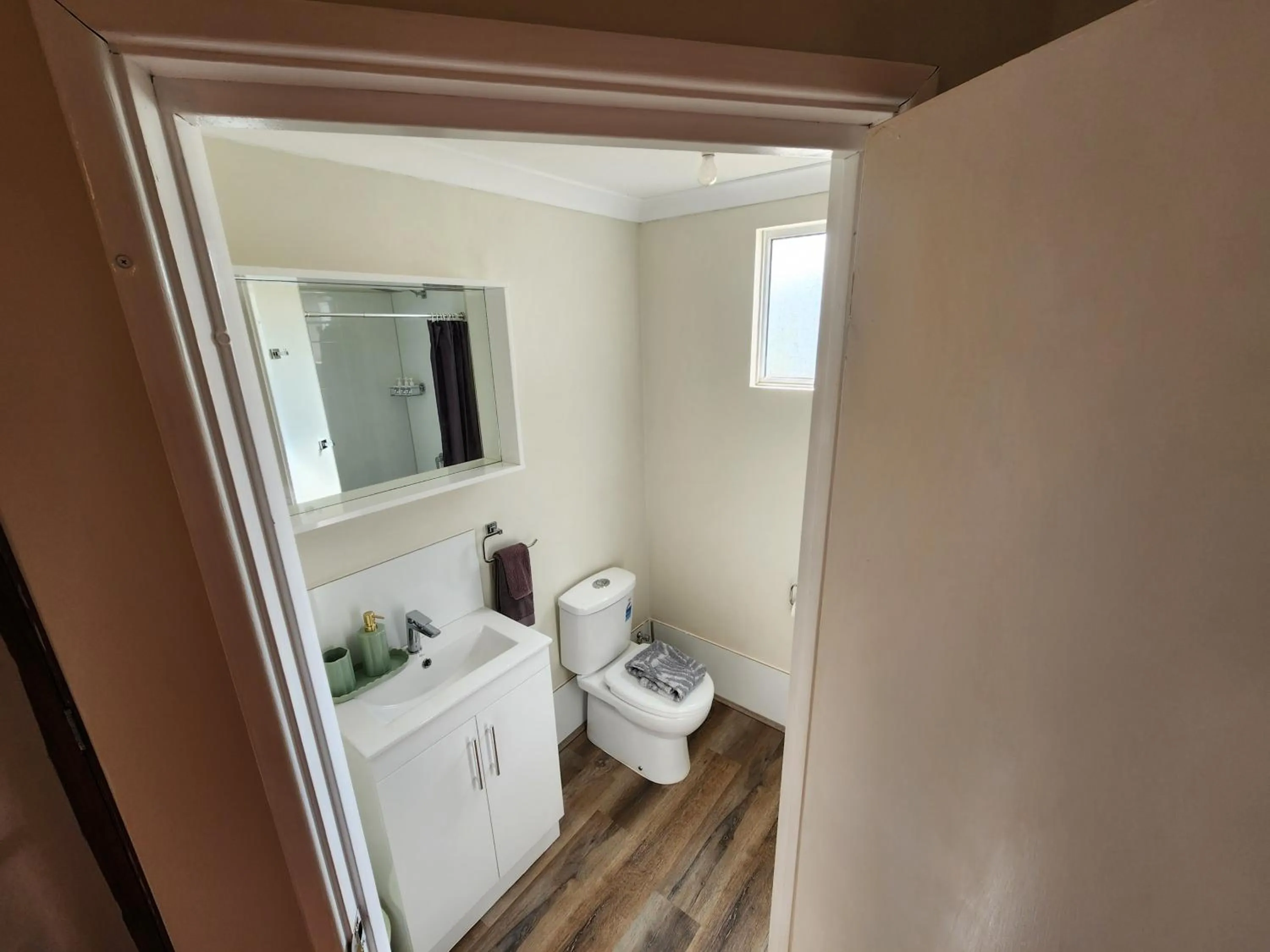 Toilet in Roseneath Cottage