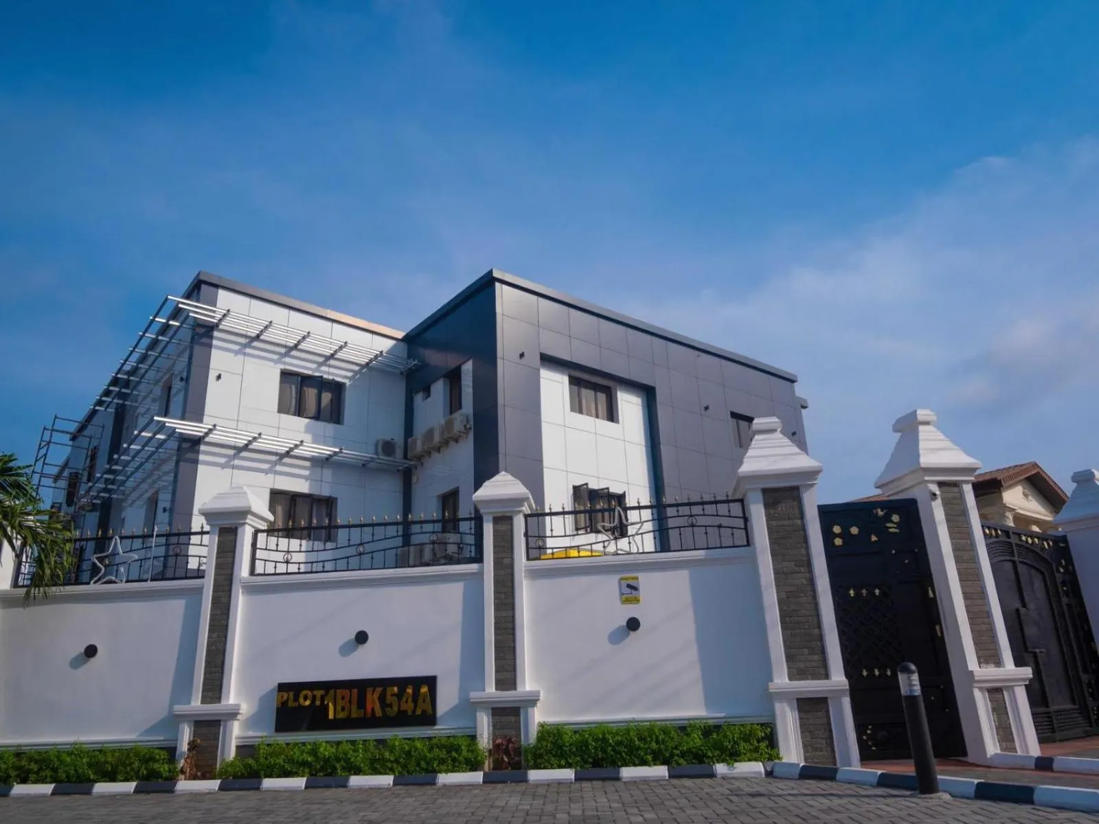 Property building in Pasadena Suites