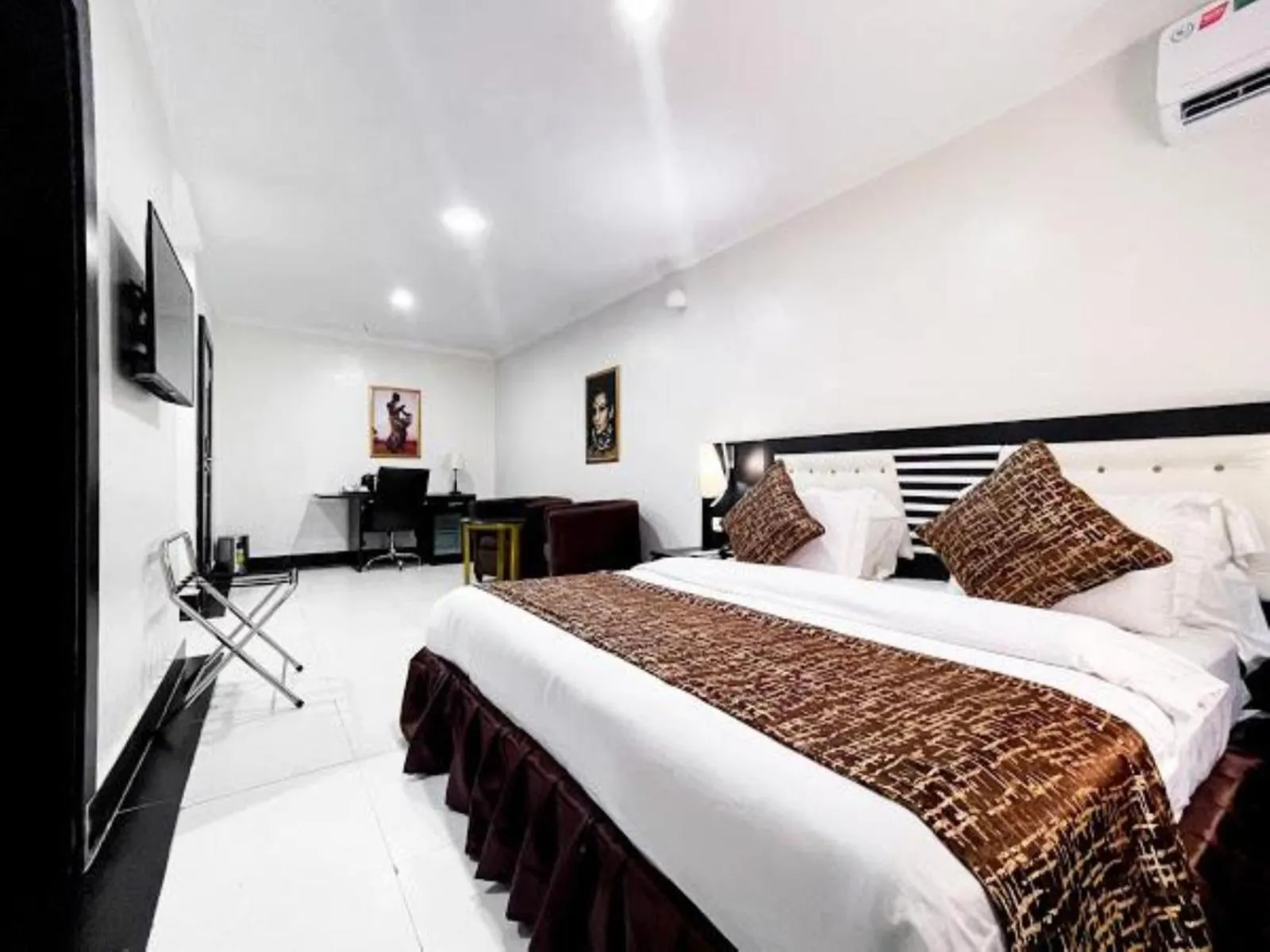 Photo of the whole room in Pasadena Suites