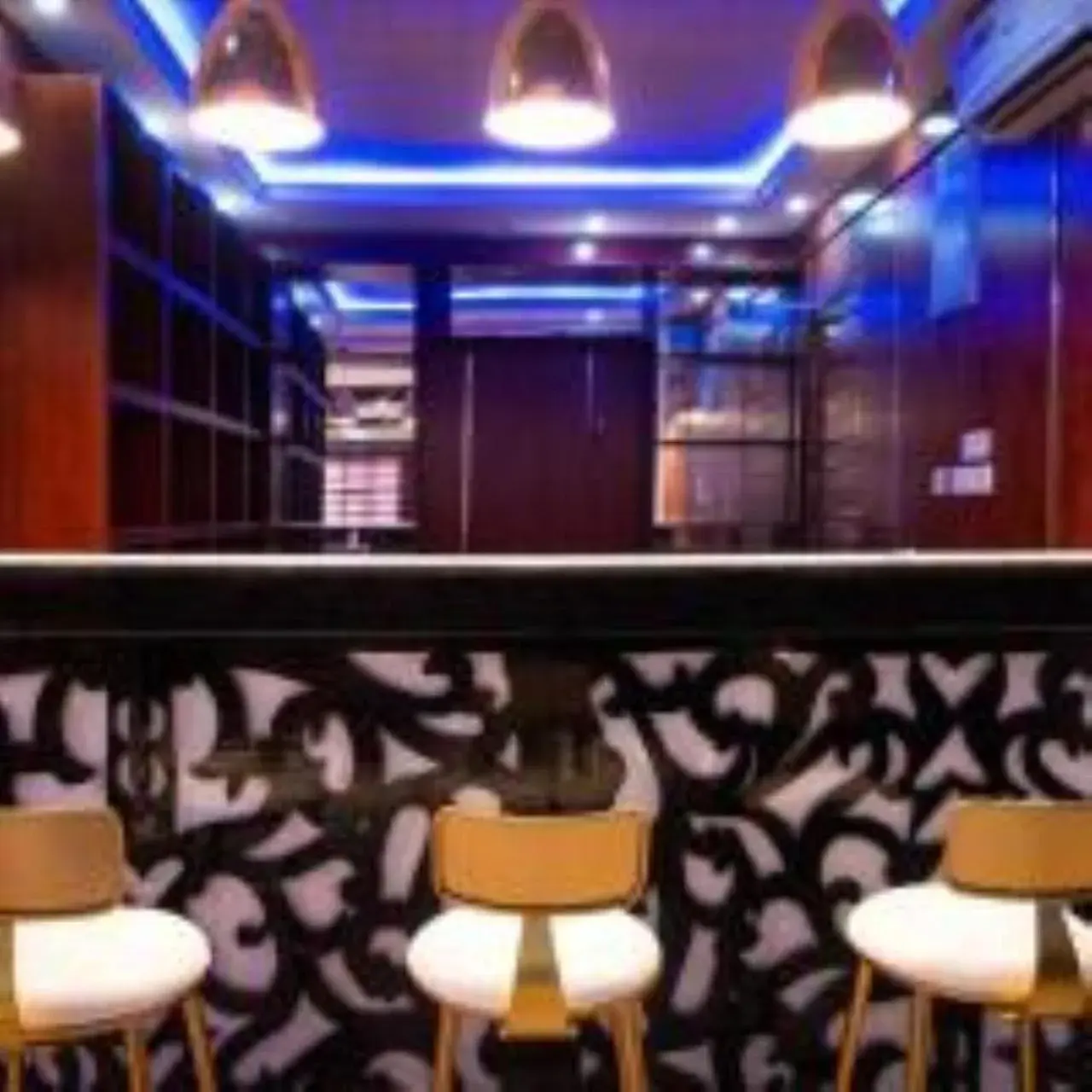 Lounge or bar in Pasadena Suites Lounge or bar in Pasadena Suites