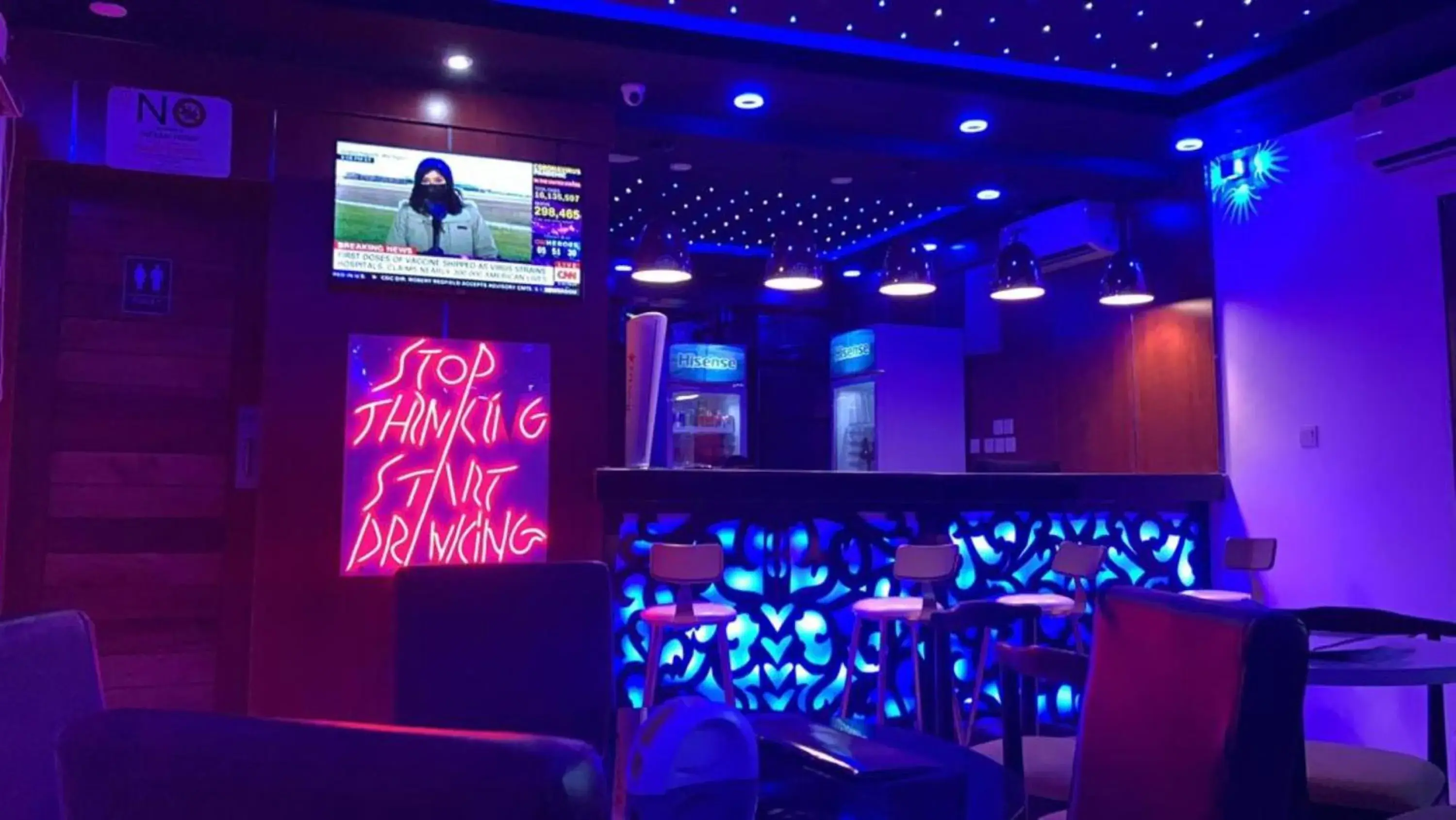 Lounge or bar in Pasadena Suites Lounge or bar in Pasadena Suites