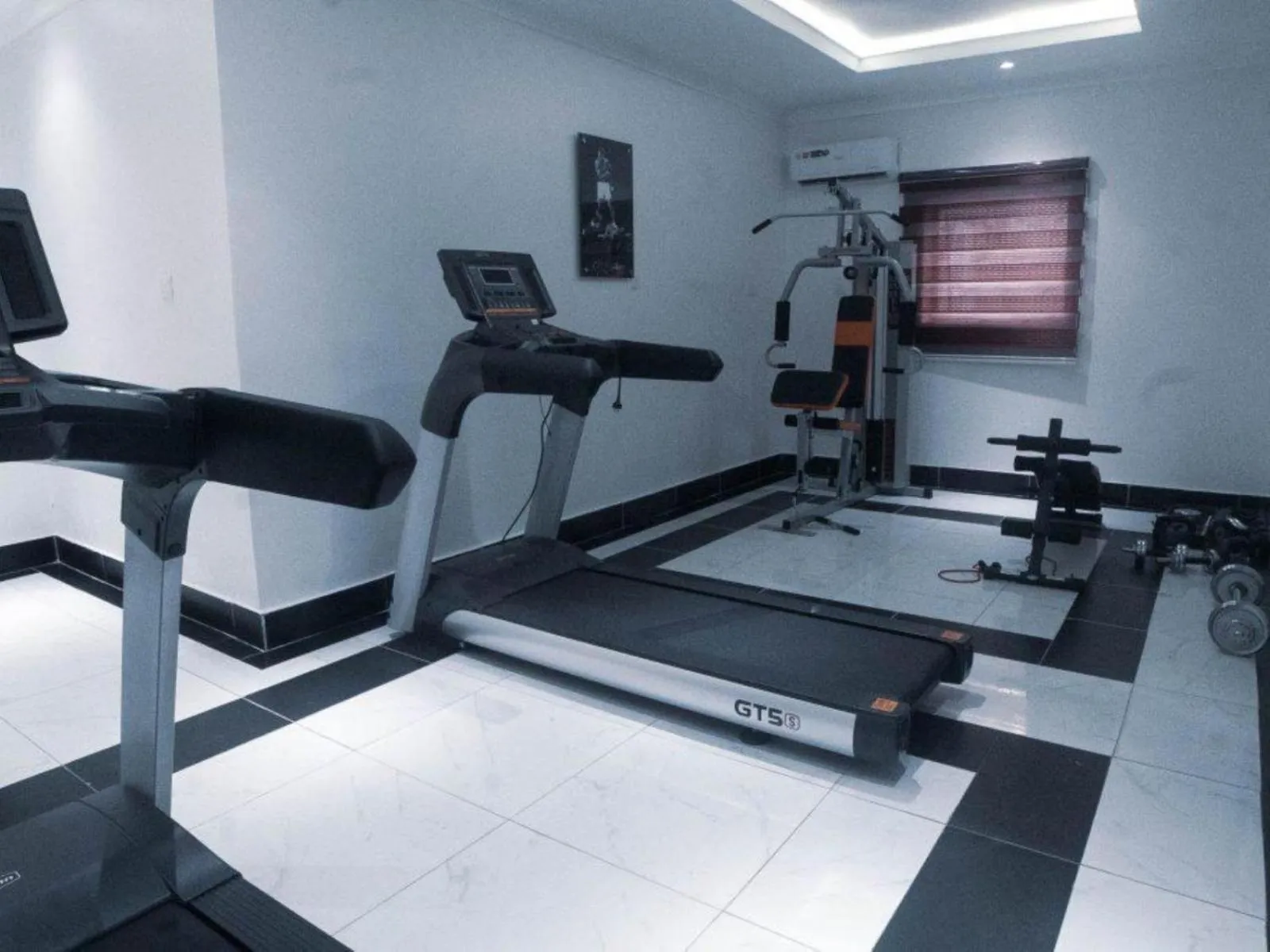 Property building in Pasadena Suites