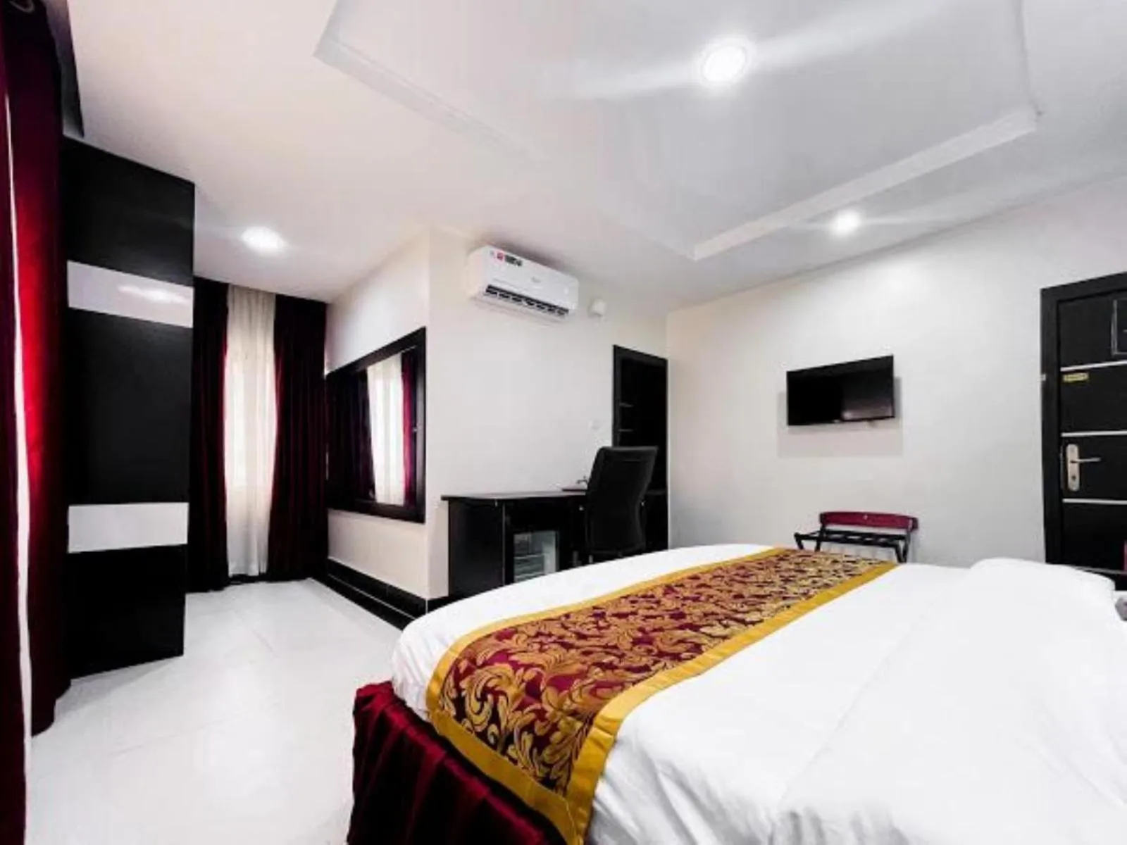 Bed in Pasadena Suites