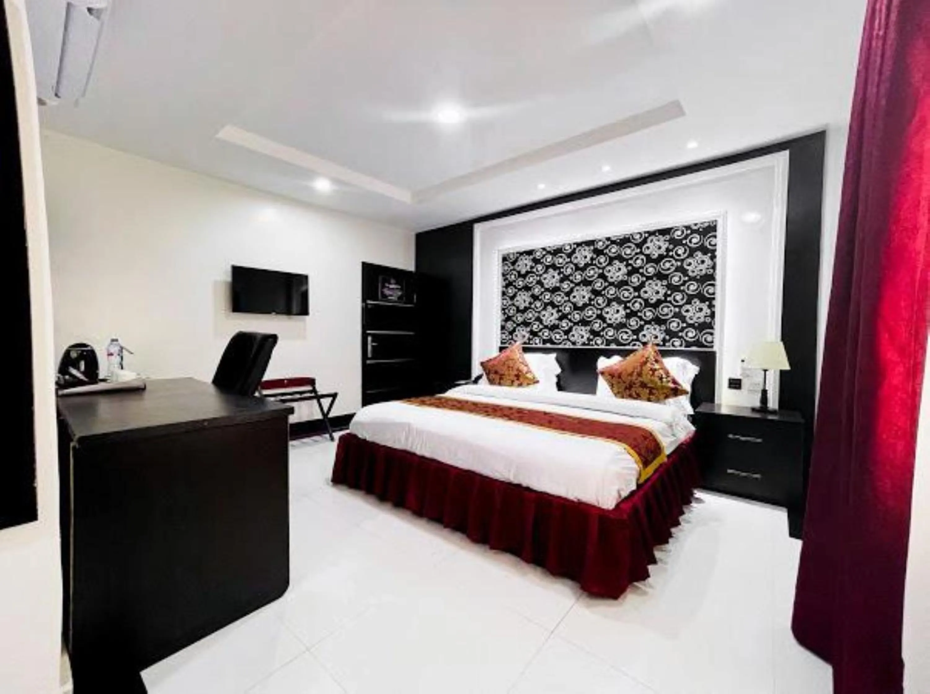 Photo of the whole room in Pasadena Suites