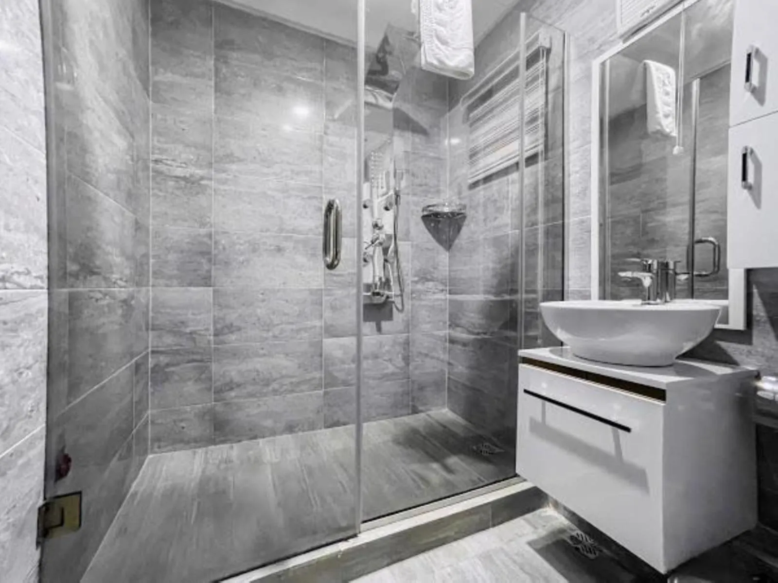 Bathroom in Pasadena Suites