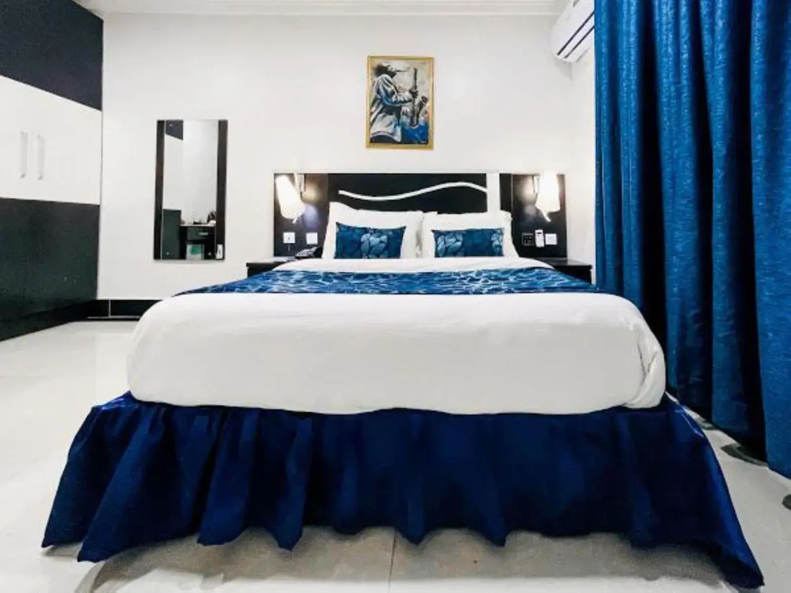 Bed in Pasadena Suites Bed in Pasadena Suites