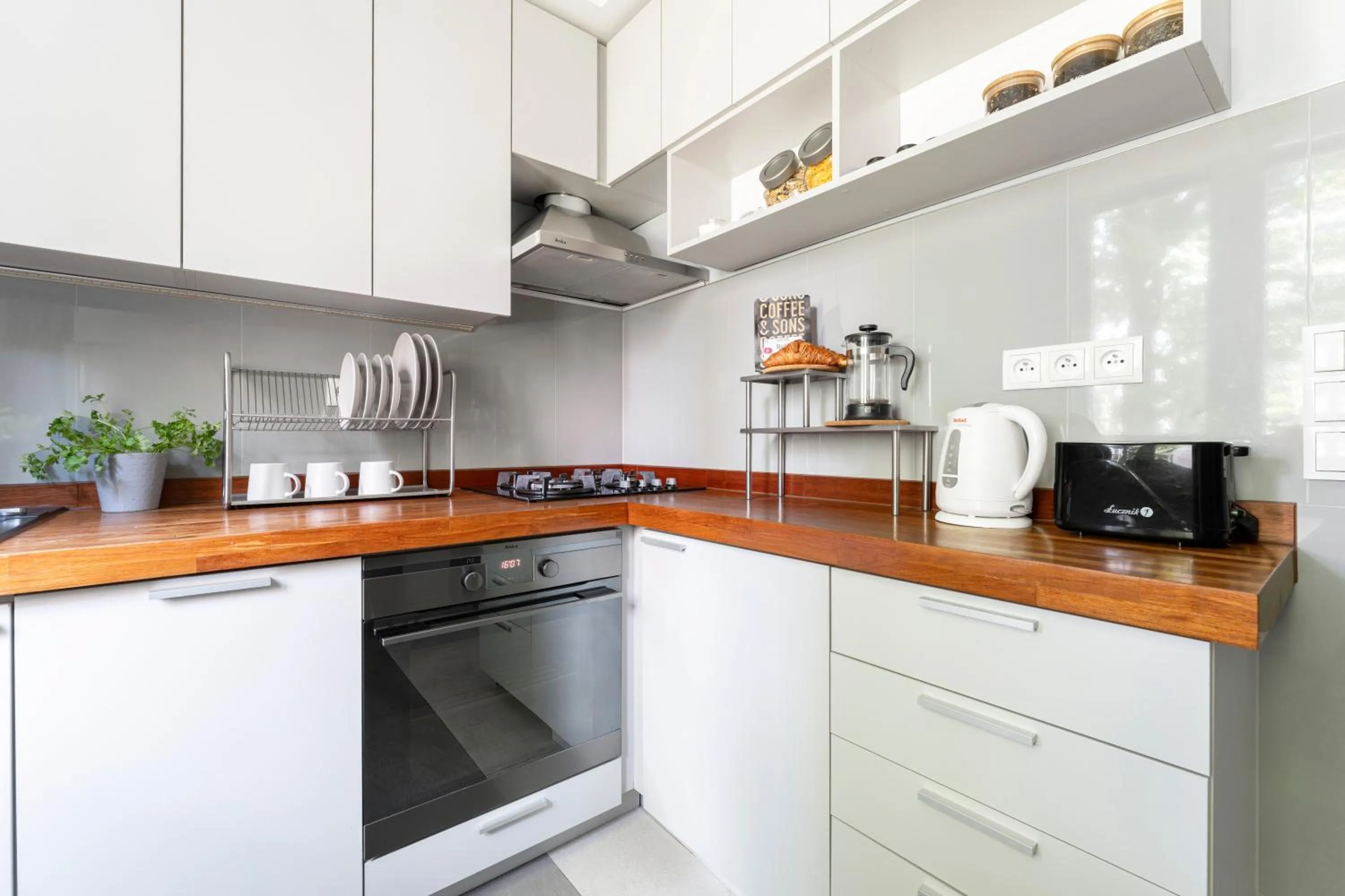 Coffee/tea facilities in oompH Warsaw Central Apartment