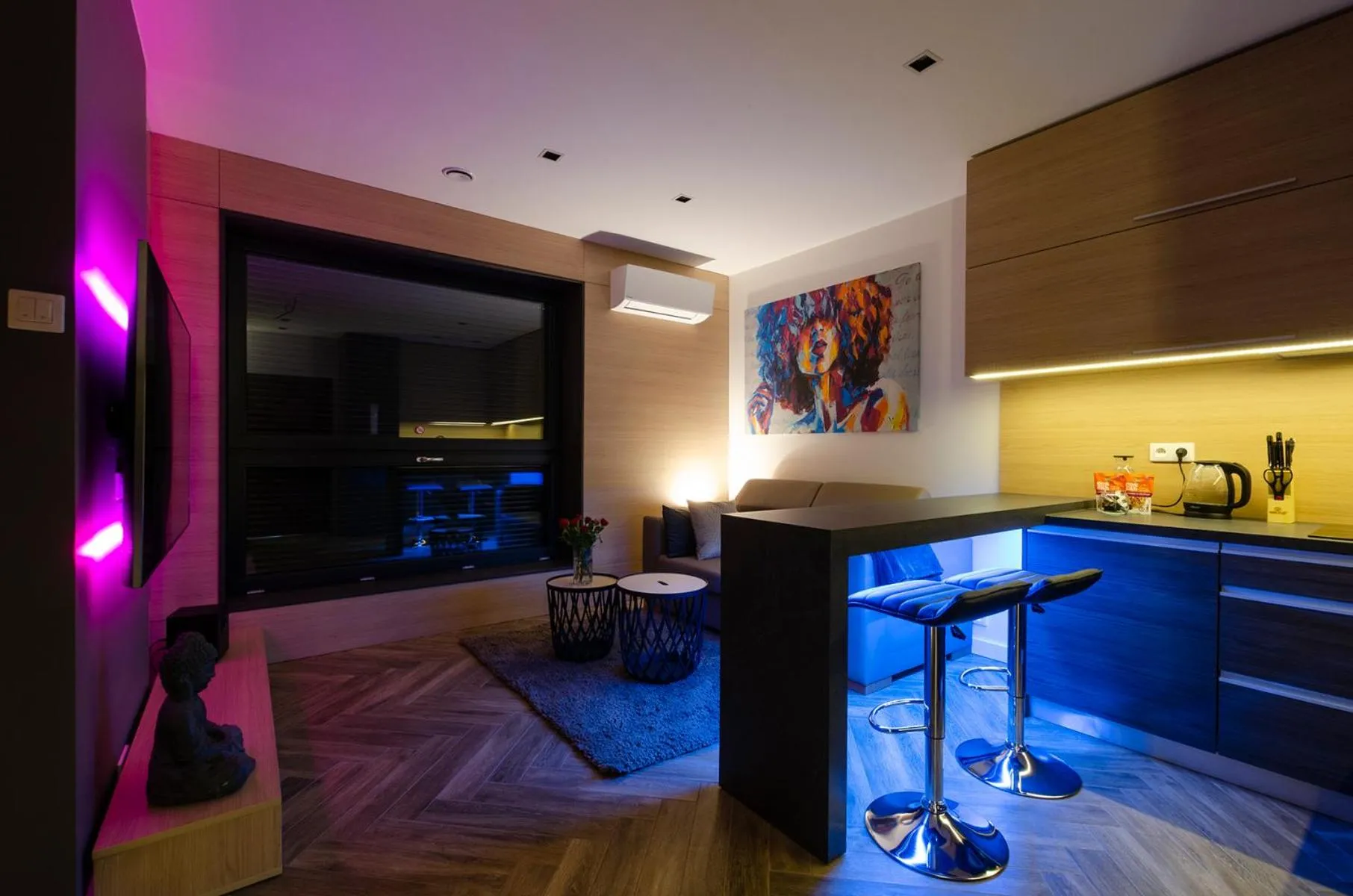 TV and multimedia in LupoApartments z Klimatyzacją do wyboru z Jacuzzi Pole Dance Parking Dostęp na Kod