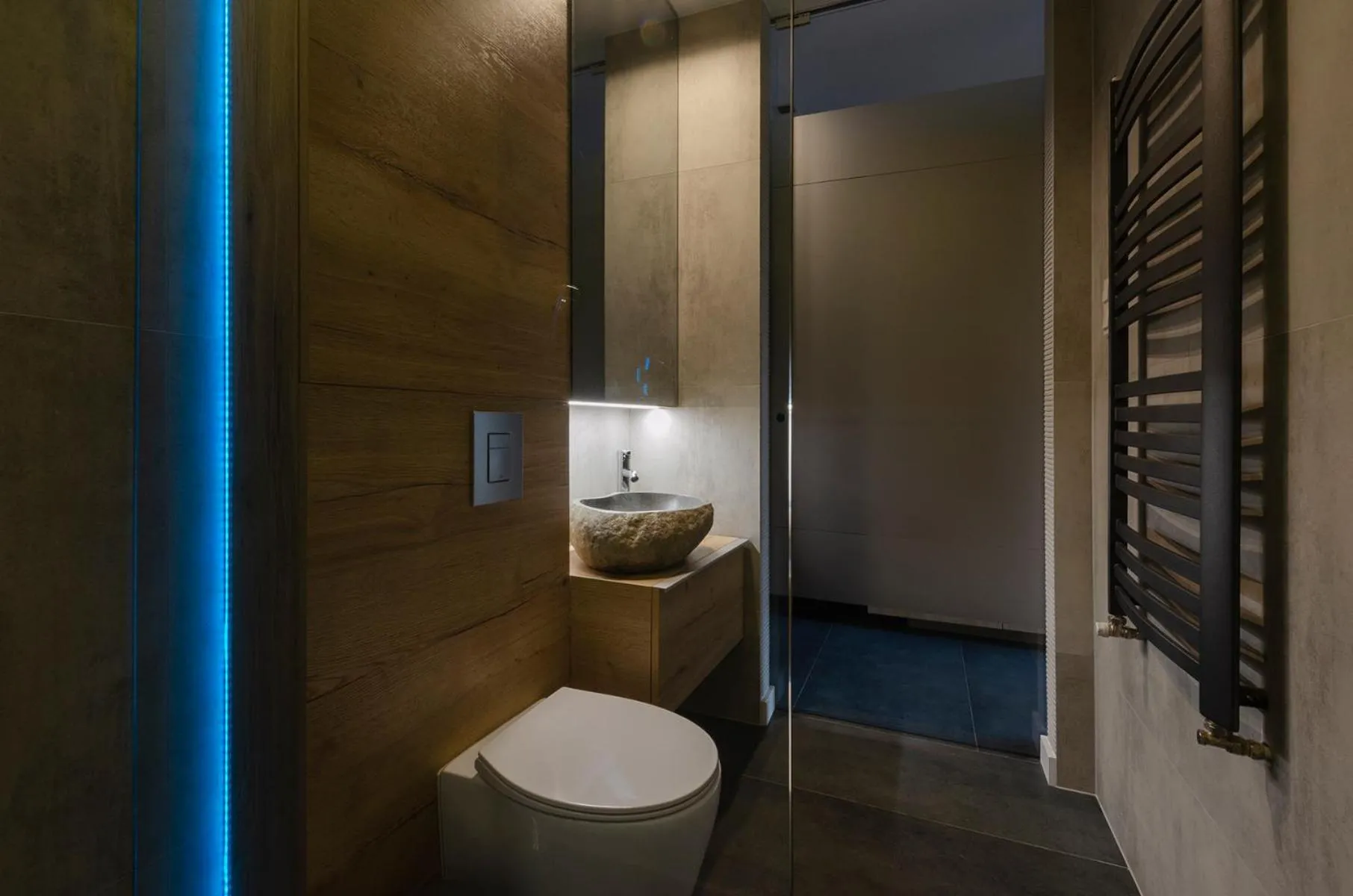 Bathroom in LupoApartments z Klimatyzacją do wyboru z Jacuzzi Pole Dance Parking Dostęp na Kod