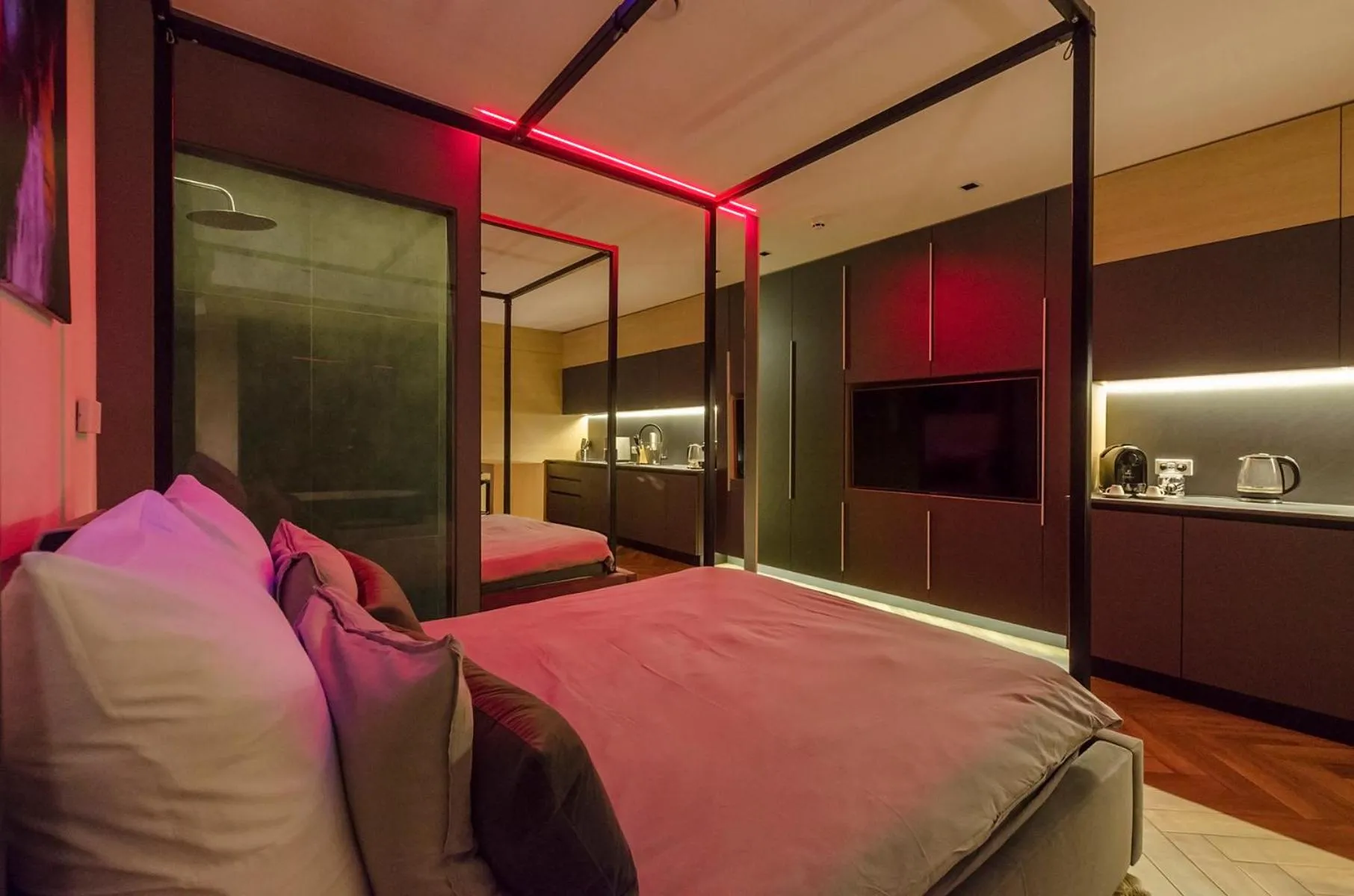 Bed in LupoApartments z Klimatyzacją do wyboru z Jacuzzi Pole Dance Parking Dostęp na Kod