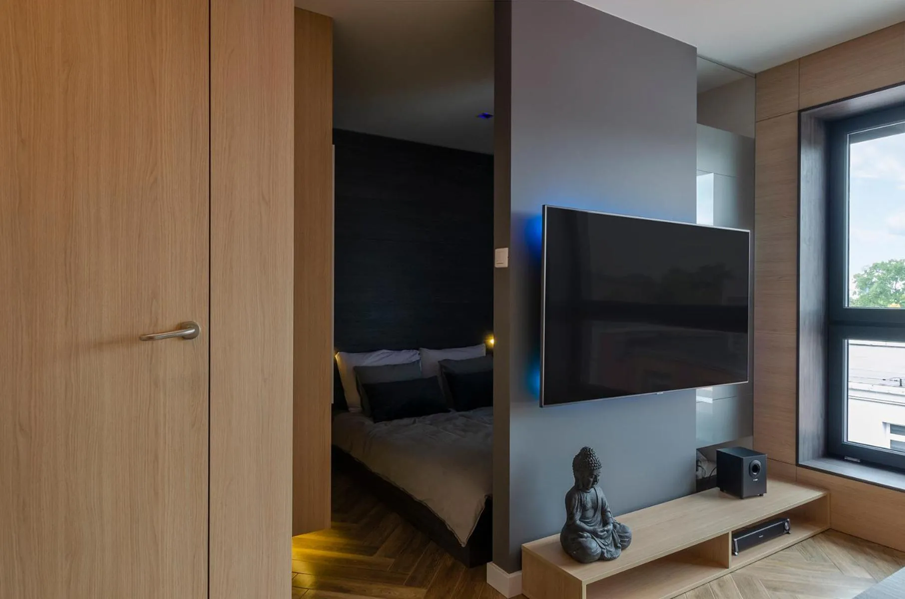 TV and multimedia in LupoApartments z Klimatyzacją do wyboru z Jacuzzi Pole Dance Parking Dostęp na Kod
