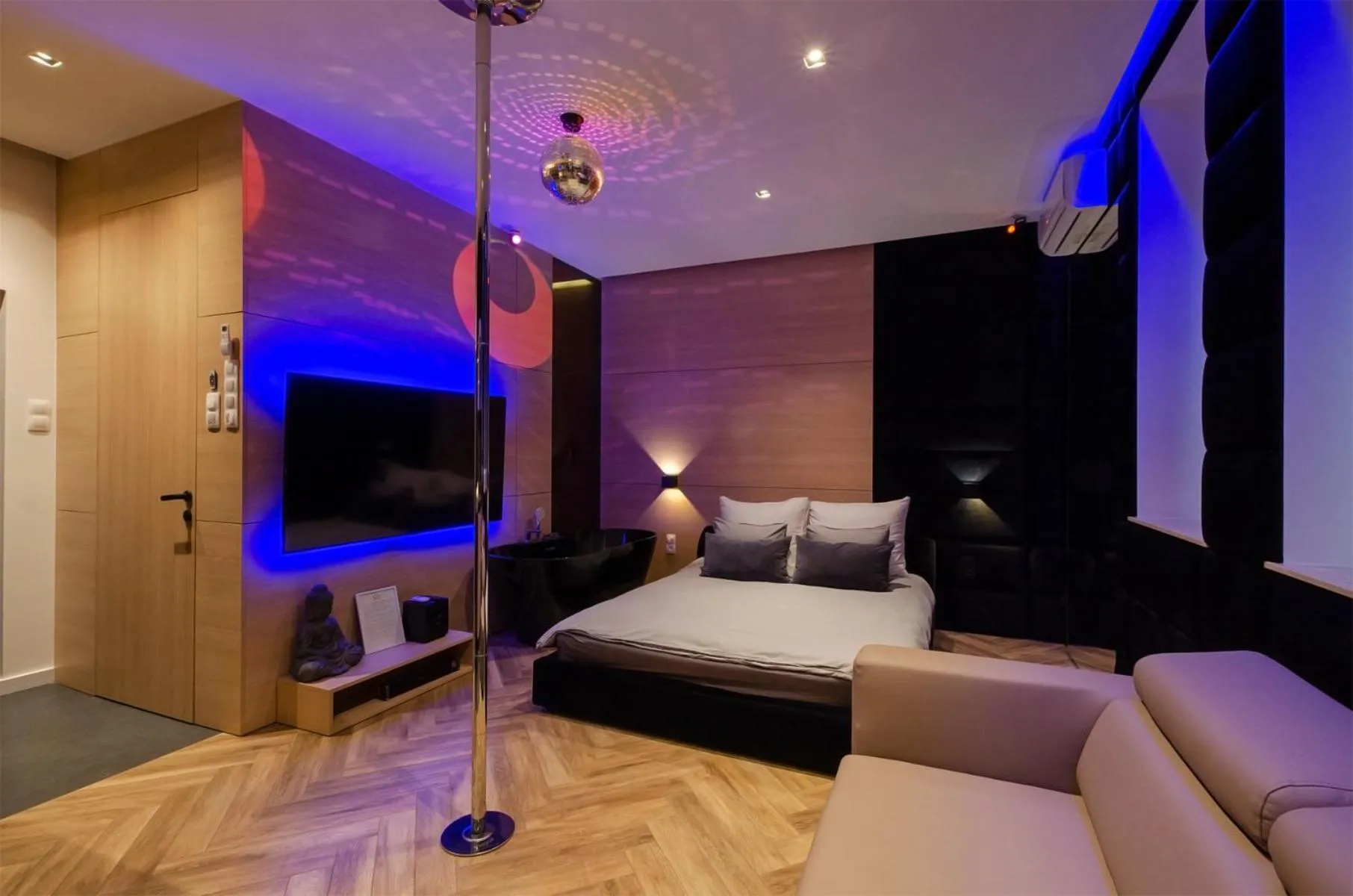 Bed in LupoApartments z Klimatyzacją do wyboru z Jacuzzi Pole Dance Parking Dostęp na Kod