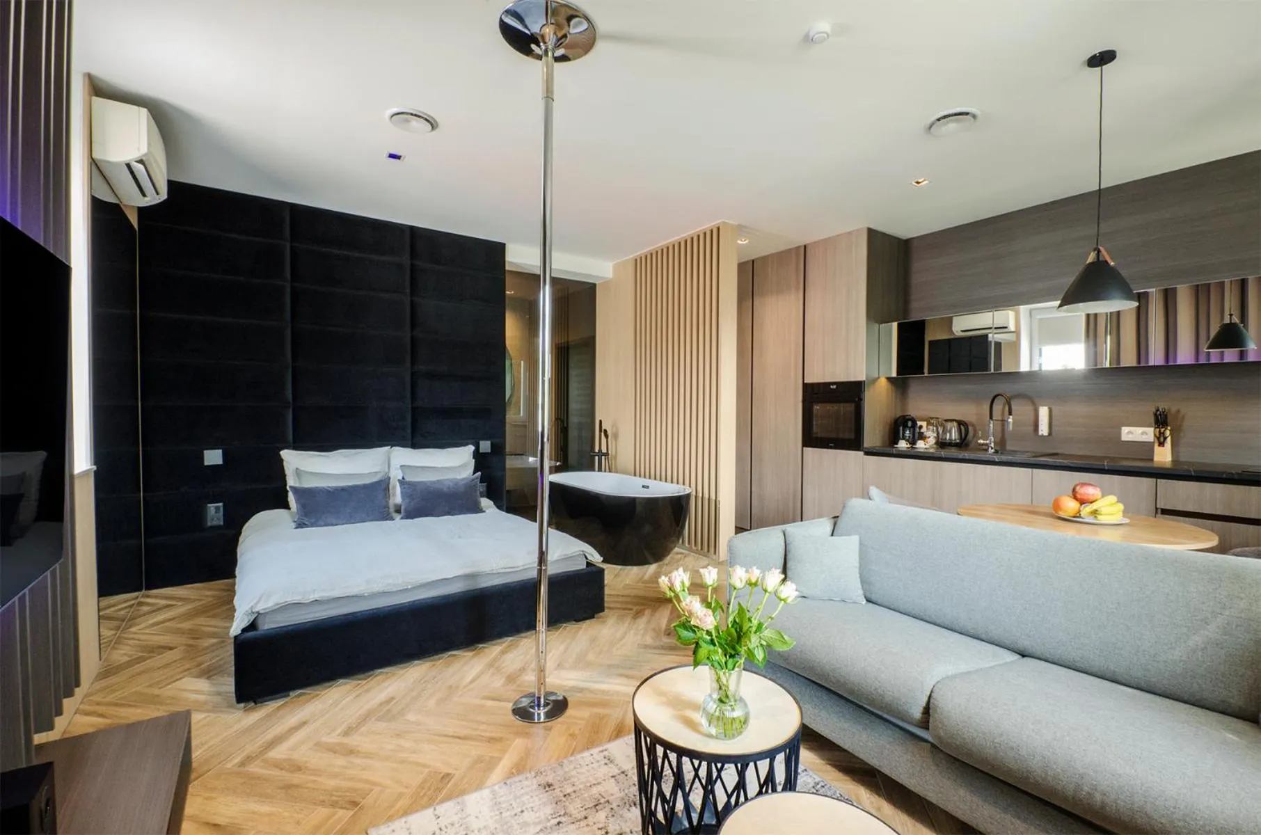 Bed in LupoApartments z Klimatyzacją do wyboru z Jacuzzi Pole Dance Parking Dostęp na Kod