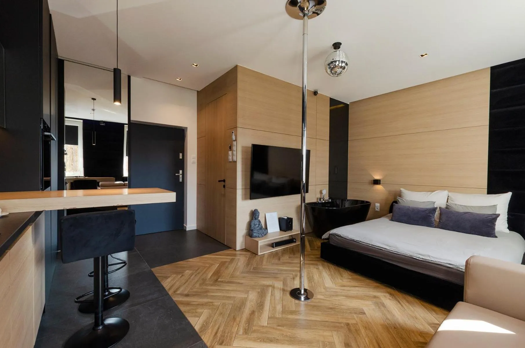 Bed in LupoApartments z Klimatyzacją do wyboru z Jacuzzi Pole Dance Parking Dostęp na Kod