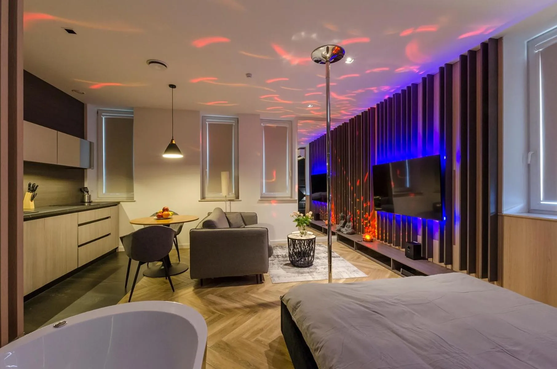 TV and multimedia, Bed in LupoApartments z Klimatyzacją do wyboru z Jacuzzi Pole Dance Parking Dostęp na Kod