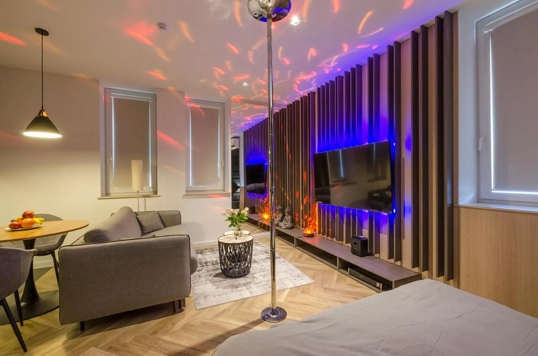 TV and multimedia, Bed in LupoApartments z Klimatyzacją do wyboru z Jacuzzi Pole Dance Parking Dostęp na Kod