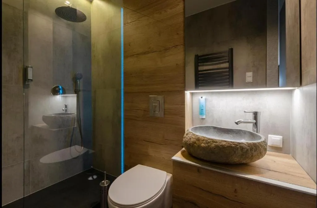 Shower in LupoApartments z Klimatyzacją do wyboru z Jacuzzi Pole Dance Parking Dostęp na Kod