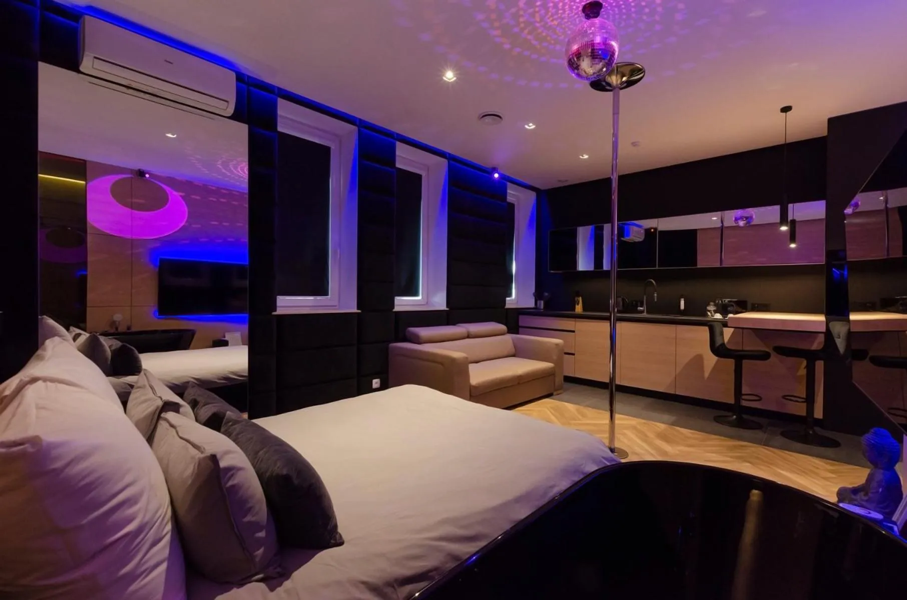 Living room, Bed in LupoApartments z Klimatyzacją do wyboru z Jacuzzi Pole Dance Parking Dostęp na Kod