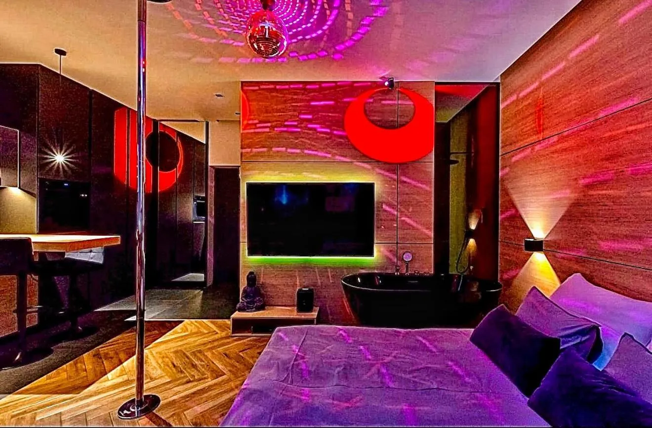 TV and multimedia, Bed in LupoApartments z Klimatyzacją do wyboru z Jacuzzi Pole Dance Parking Dostęp na Kod