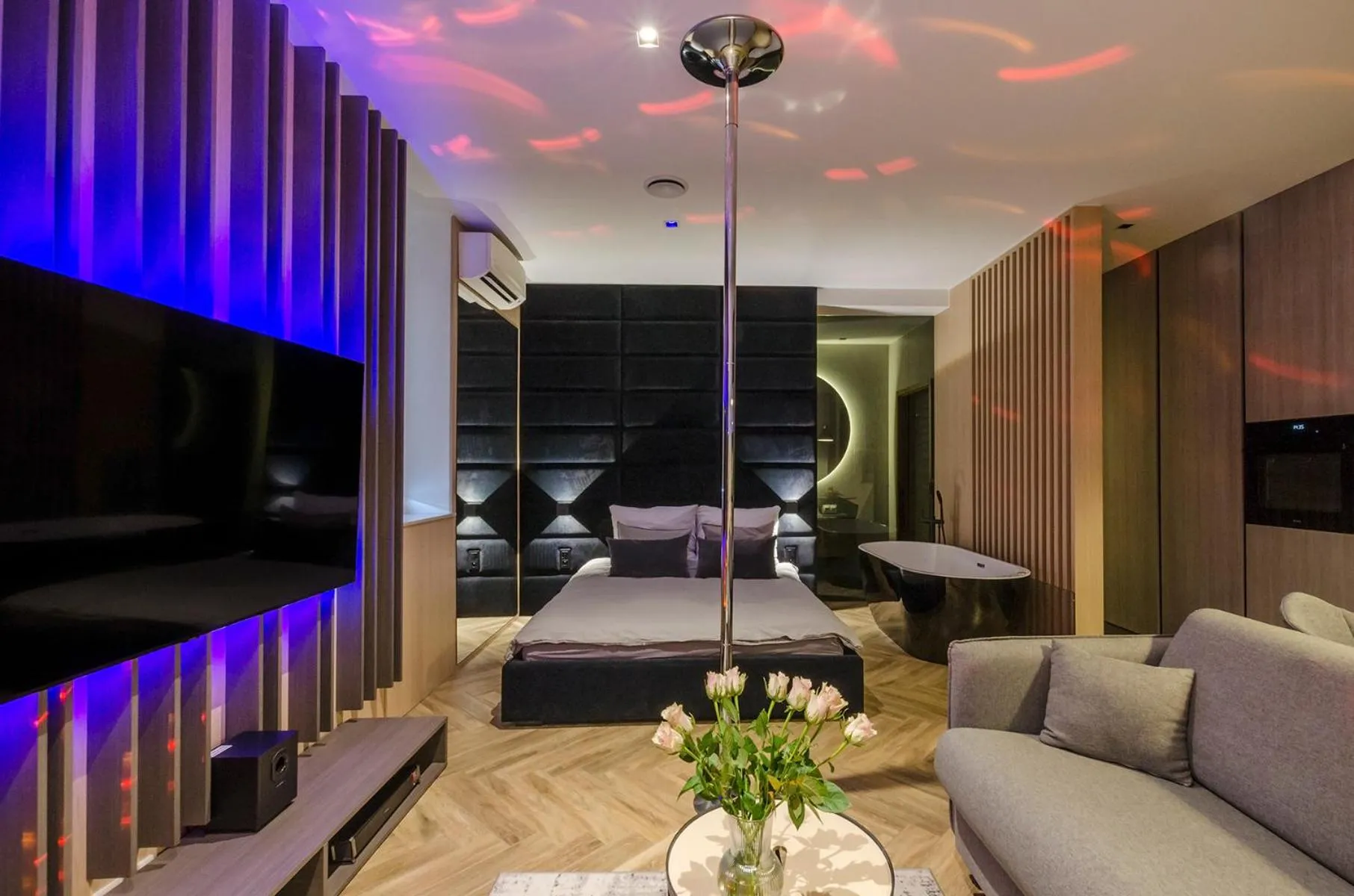 Seating area in LupoApartments z Klimatyzacją do wyboru z Jacuzzi Pole Dance Parking Dostęp na Kod