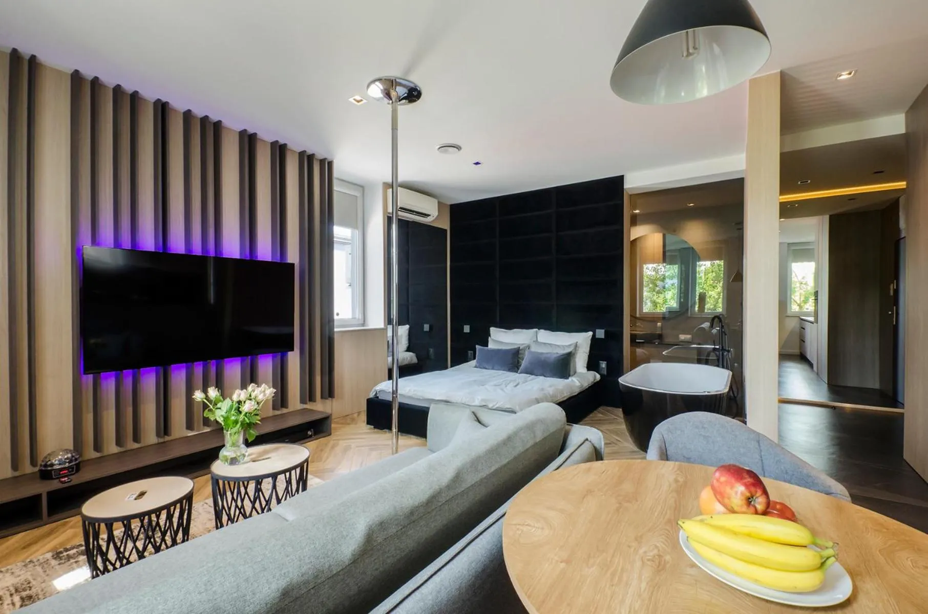 TV and multimedia, Bed in LupoApartments z Klimatyzacją do wyboru z Jacuzzi Pole Dance Parking Dostęp na Kod