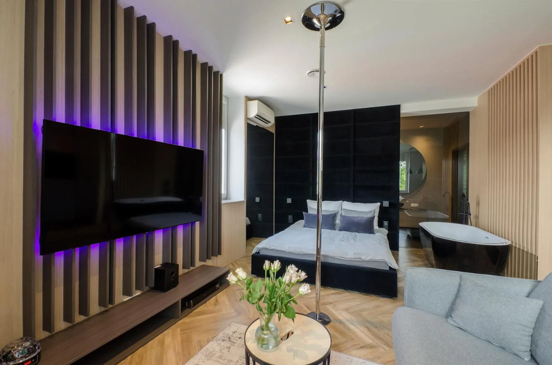 Hot Tub, Bed in LupoApartments z Klimatyzacją do wyboru z Jacuzzi Pole Dance Parking Dostęp na Kod