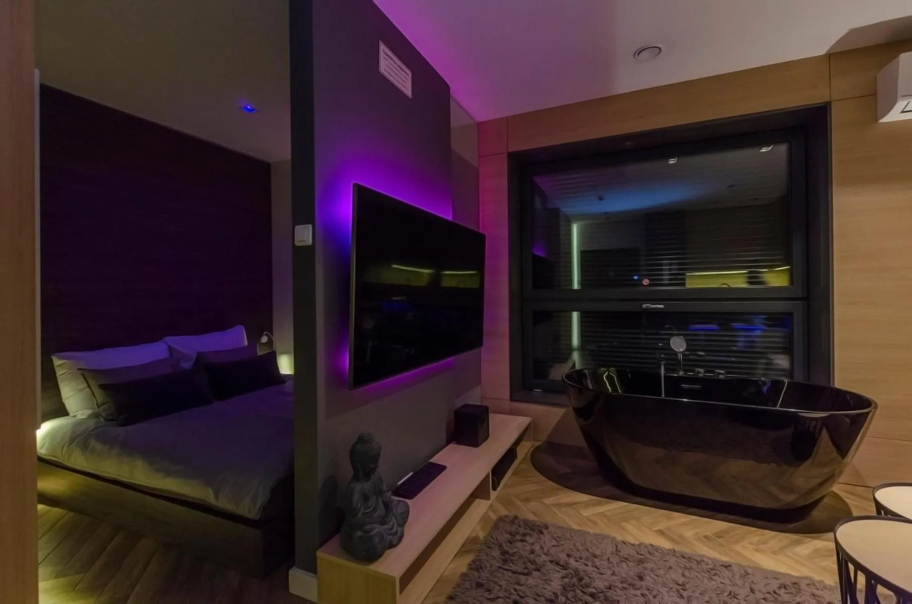 Bed in LupoApartments z Klimatyzacją do wyboru z Jacuzzi Pole Dance Parking Dostęp na Kod