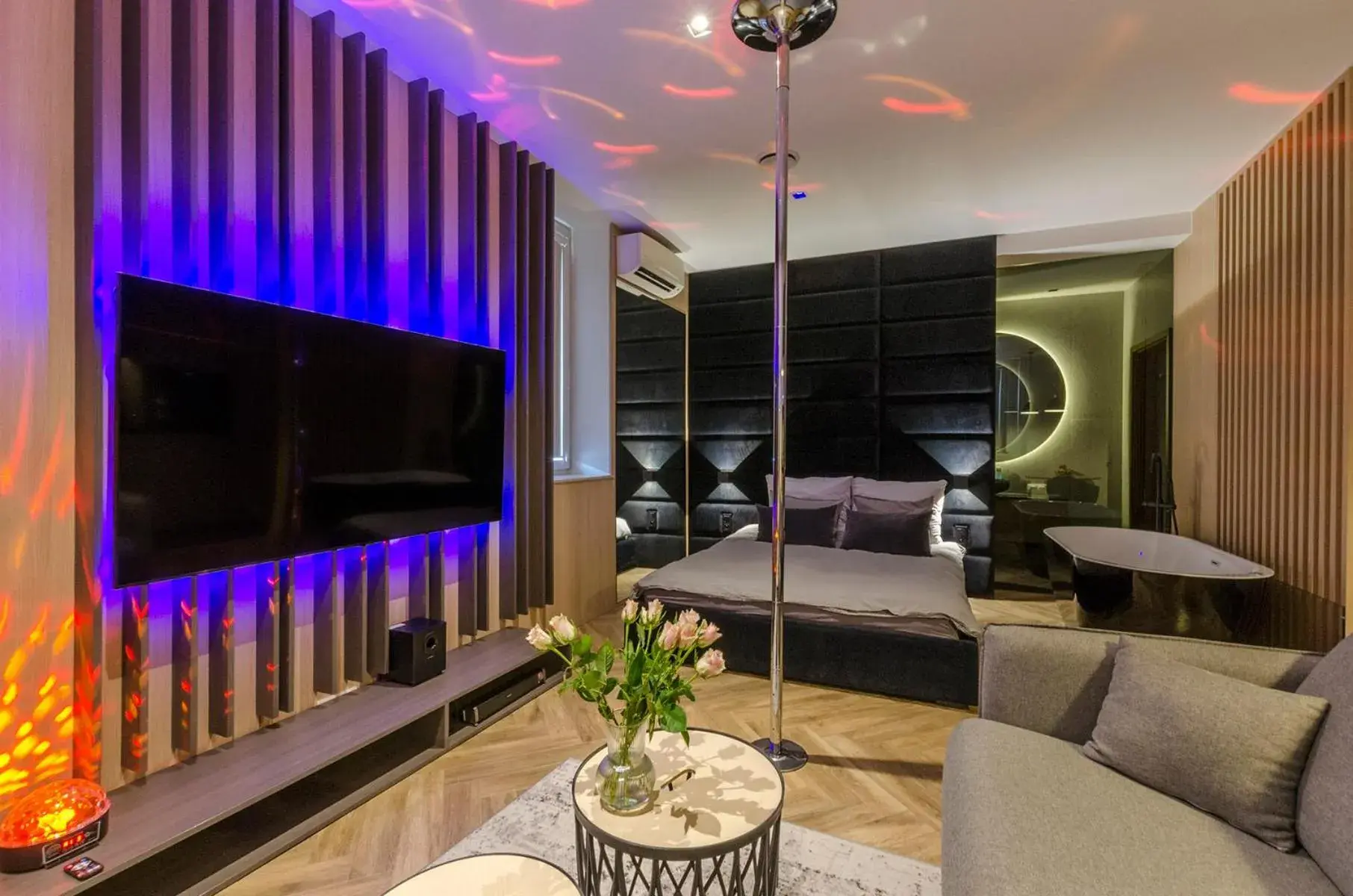 Studio with Jacuzzi in LupoApartments z Klimatyzacją do wyboru z Jacuzzi Pole Dance Parking Dostęp na Kod Studio with Jacuzzi in LupoApartments z Klimatyzacją do wyboru z Jacuzzi Pole Dance Parking Dostęp na Kod