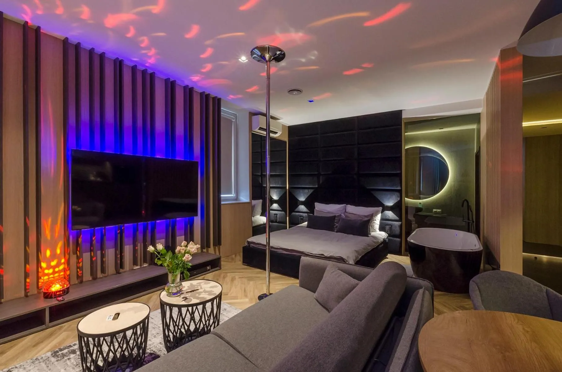 Bed in LupoApartments z Klimatyzacją do wyboru z Jacuzzi Pole Dance Parking Dostęp na Kod