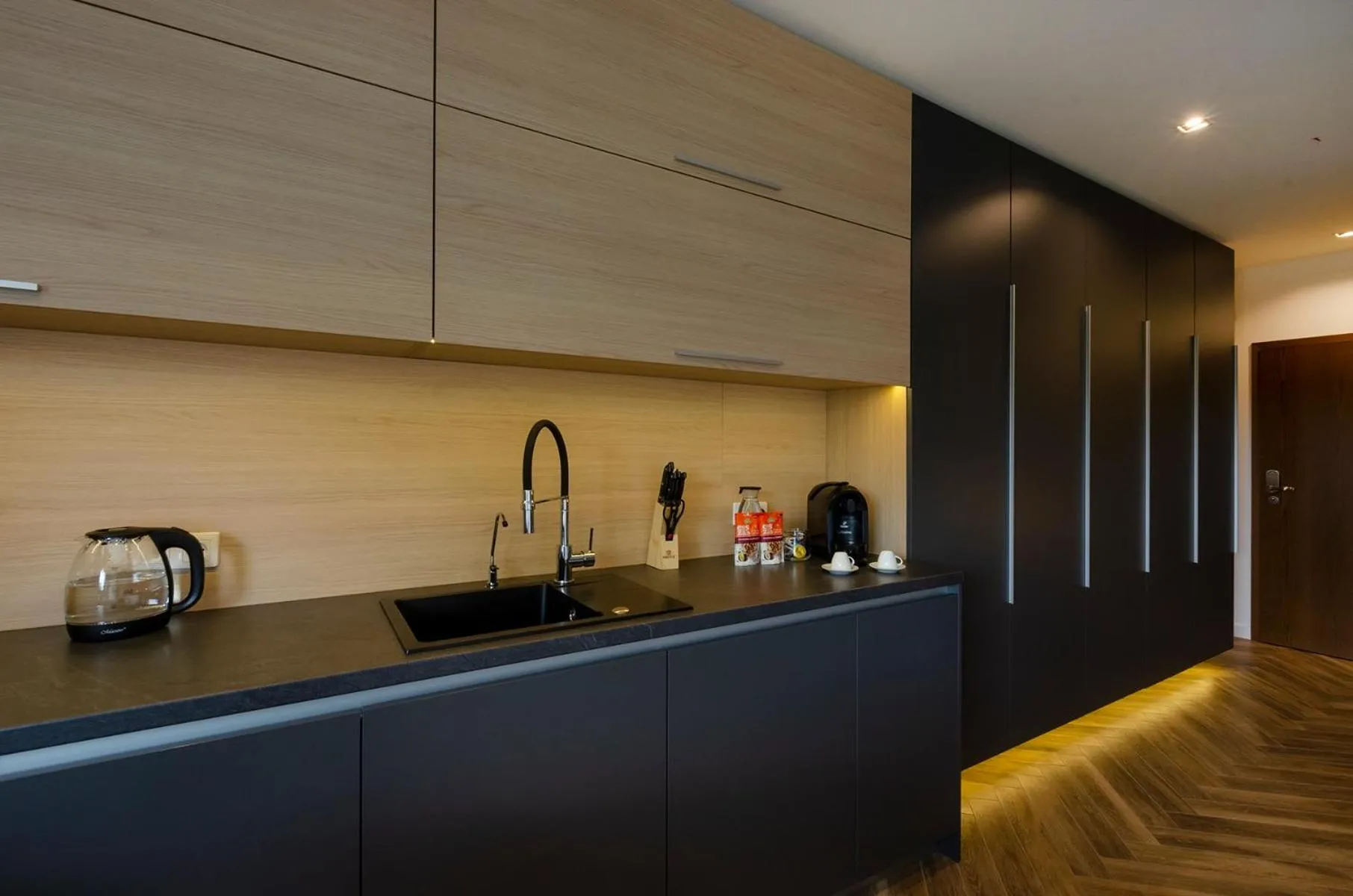 Kitchen or kitchenette in LupoApartments z Klimatyzacją do wyboru z Jacuzzi Pole Dance Parking Dostęp na Kod