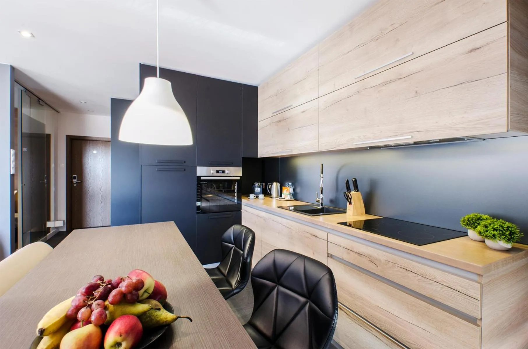 Kitchen or kitchenette in LupoApartments z Klimatyzacją do wyboru z Jacuzzi Pole Dance Parking Dostęp na Kod