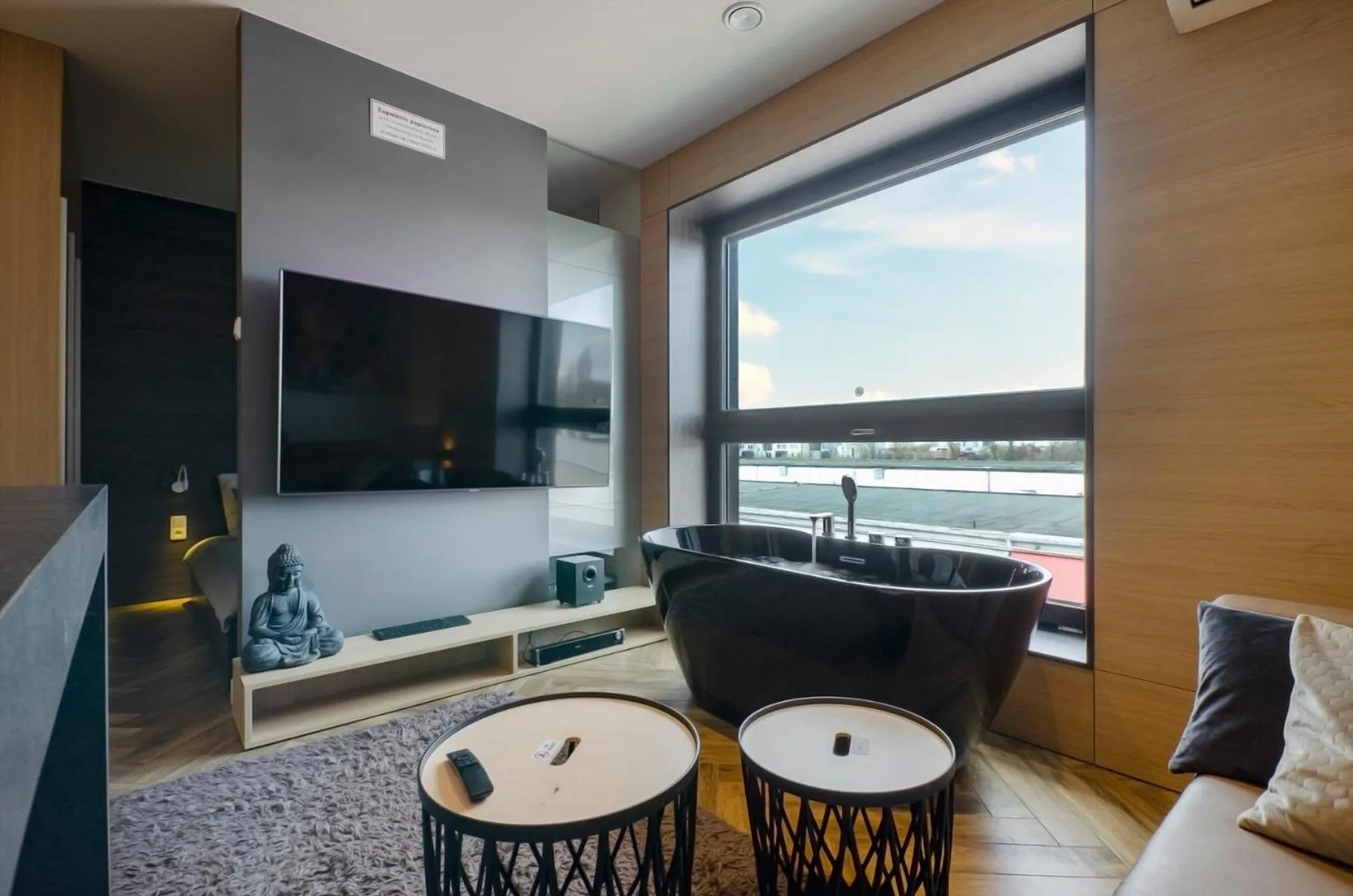 Living room in LupoApartments z Klimatyzacją do wyboru z Jacuzzi Pole Dance Parking Dostęp na Kod