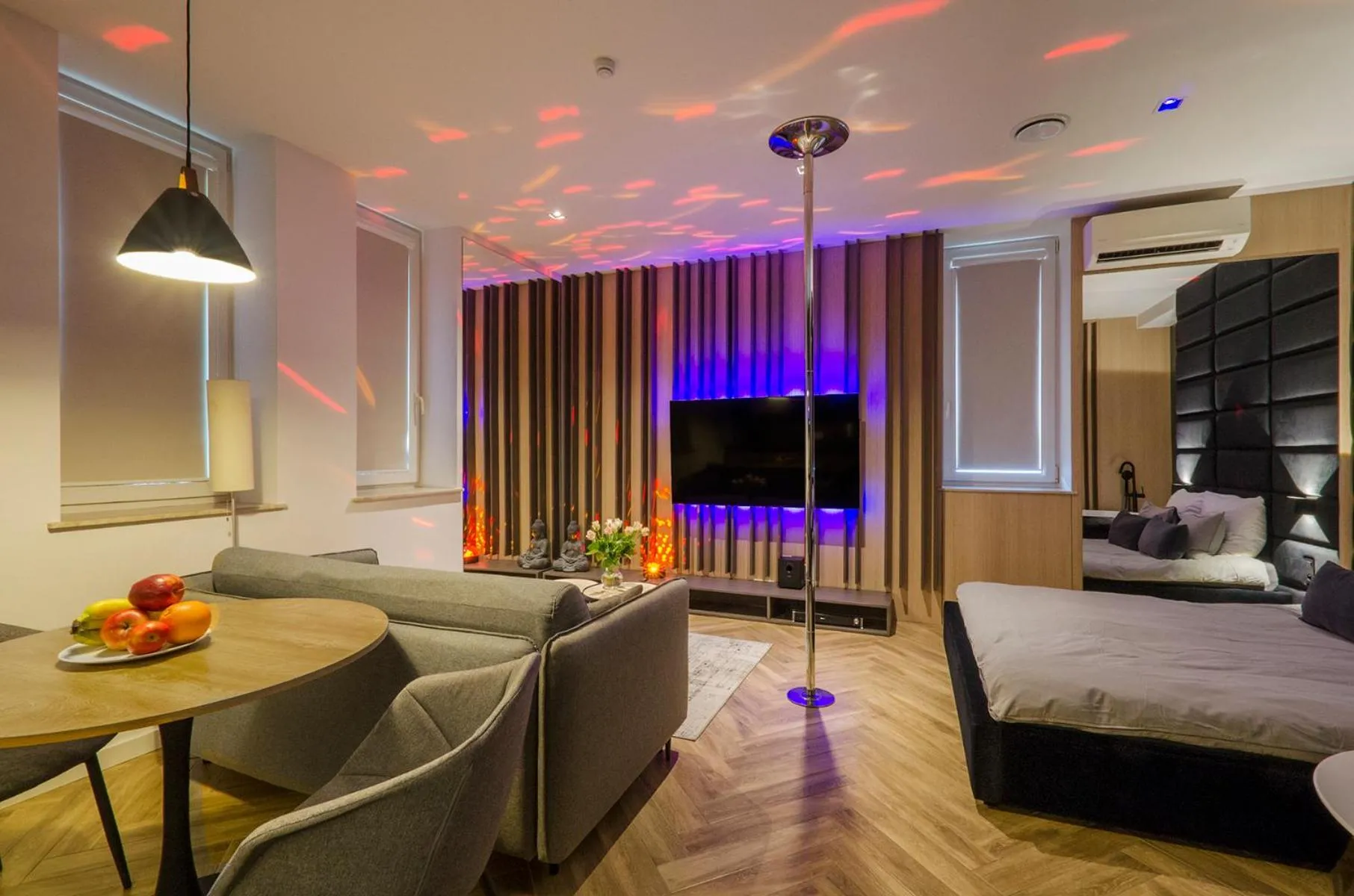 Seating area, Bed in LupoApartments z Klimatyzacją do wyboru z Jacuzzi Pole Dance Parking Dostęp na Kod