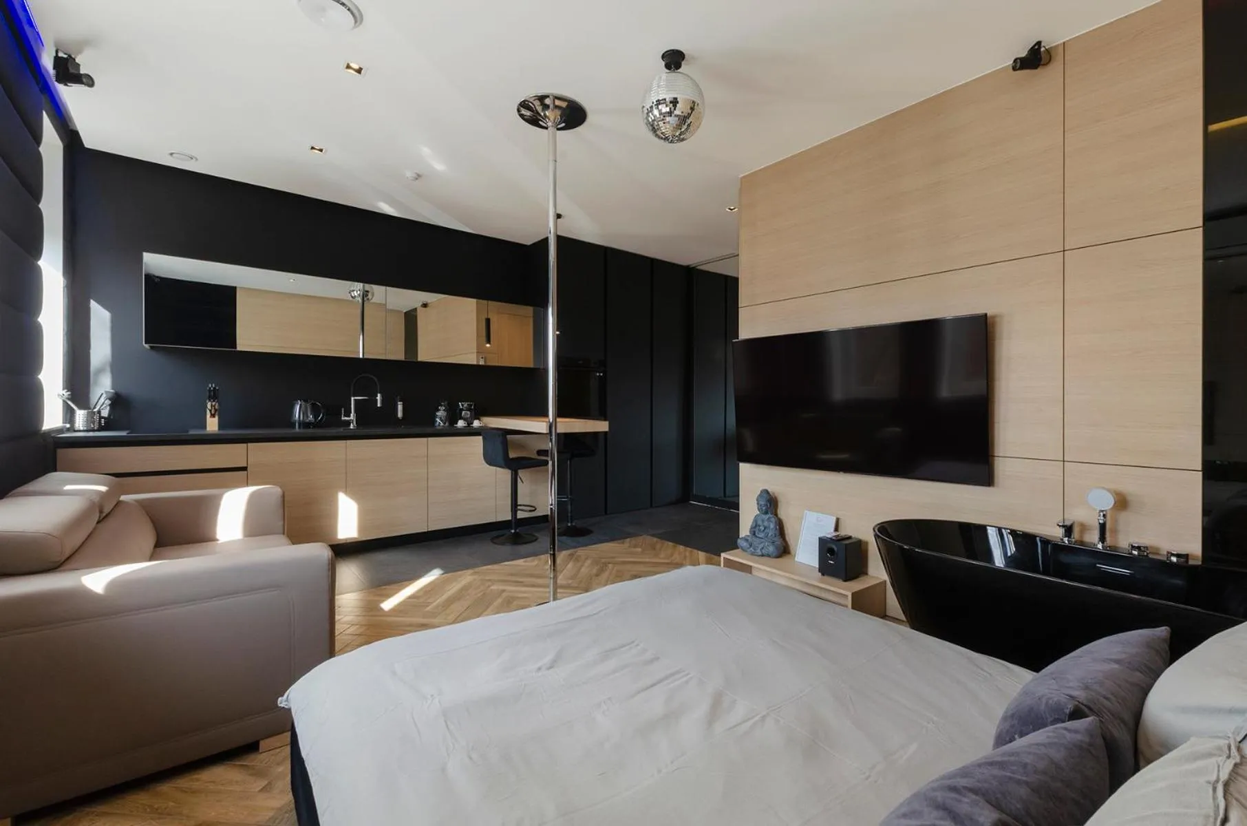 Bed in LupoApartments z Klimatyzacją do wyboru z Jacuzzi Pole Dance Parking Dostęp na Kod