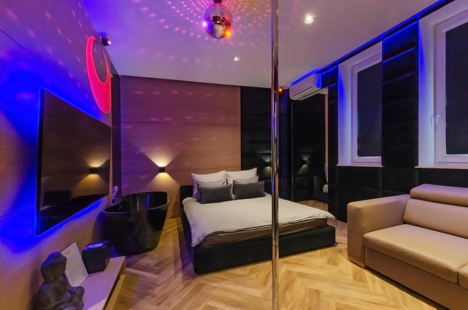 Bed in LupoApartments z Klimatyzacją do wyboru z Jacuzzi Pole Dance Parking Dostęp na Kod