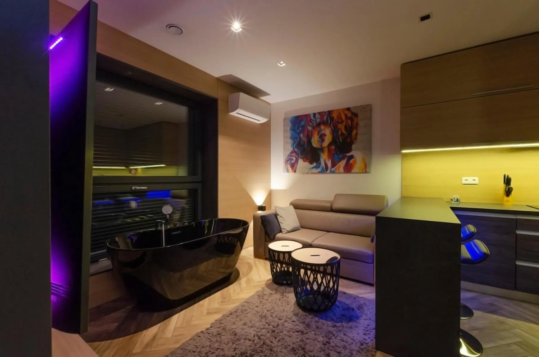 Living room in LupoApartments z Klimatyzacją do wyboru z Jacuzzi Pole Dance Parking Dostęp na Kod