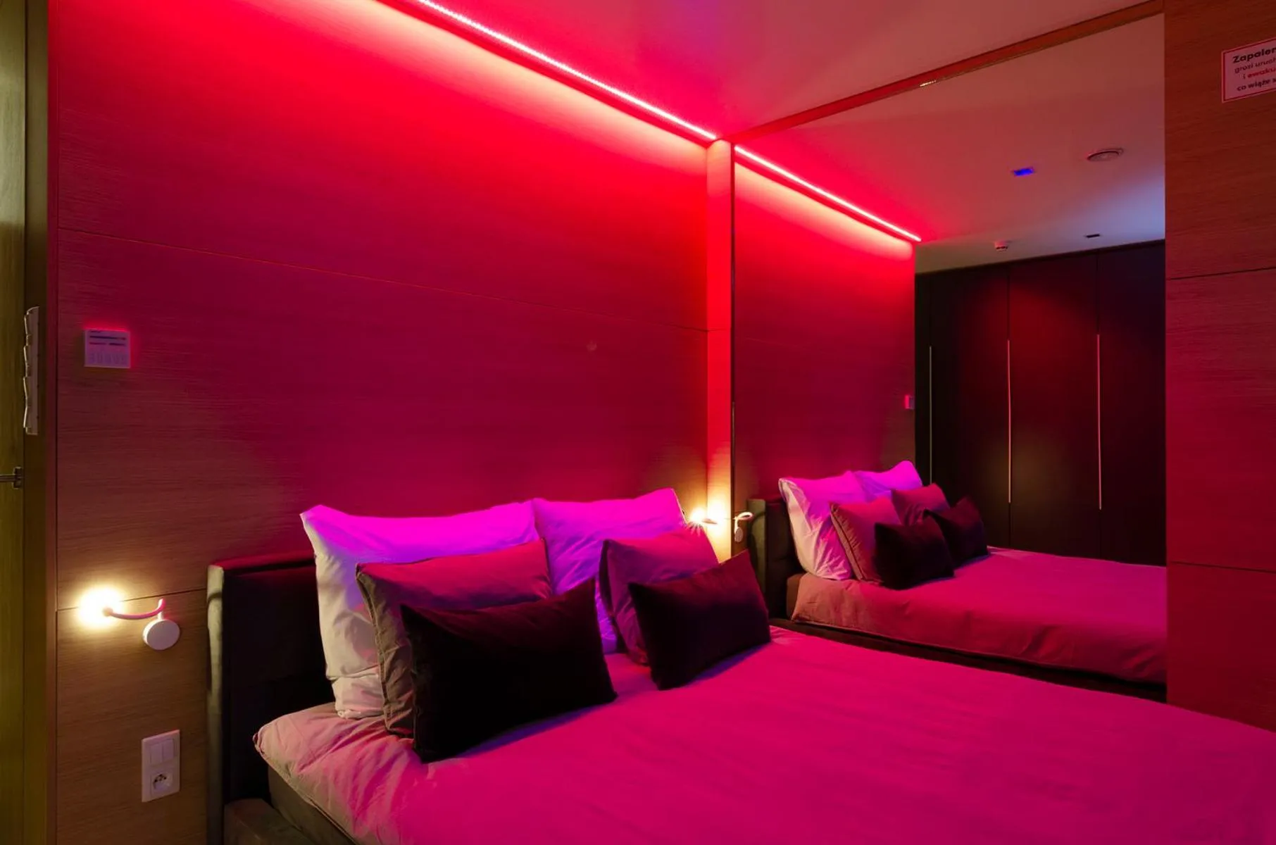 Bed in LupoApartments z Klimatyzacją do wyboru z Jacuzzi Pole Dance Parking Dostęp na Kod