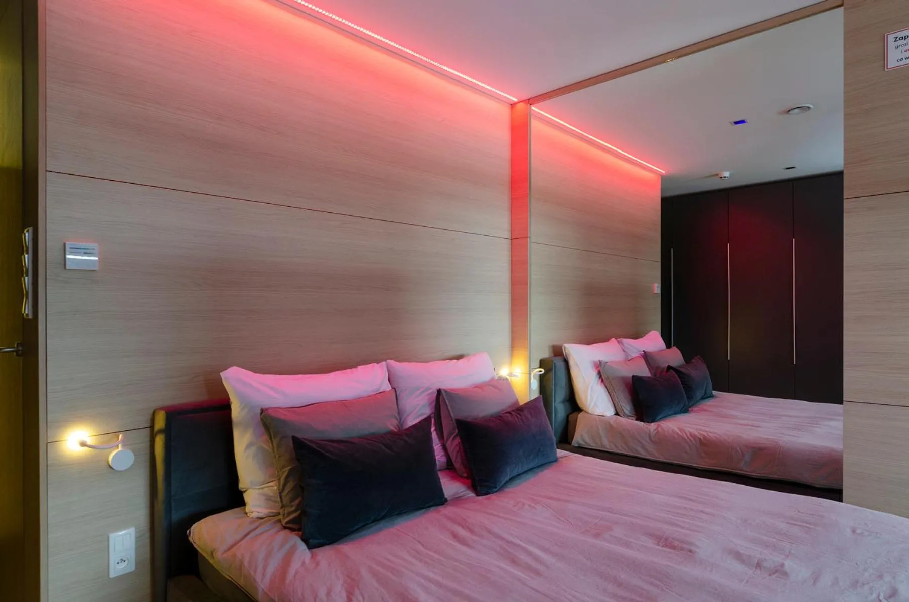 Bed in LupoApartments z Klimatyzacją do wyboru z Jacuzzi Pole Dance Parking Dostęp na Kod