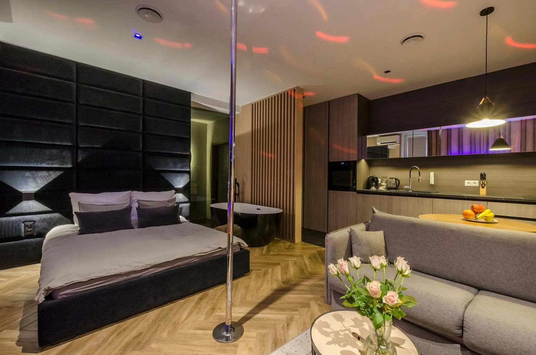 Seating area, Bed in LupoApartments z Klimatyzacją do wyboru z Jacuzzi Pole Dance Parking Dostęp na Kod