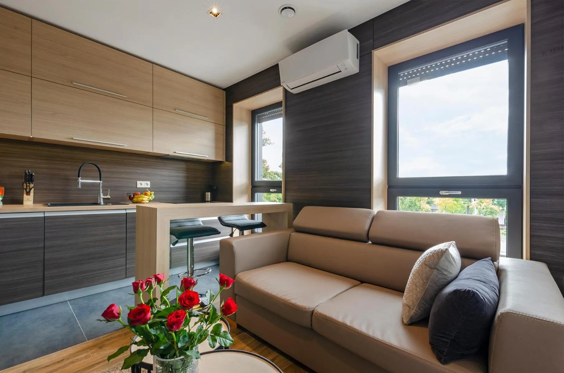 Kitchen or kitchenette in LupoApartments z Klimatyzacją do wyboru z Jacuzzi Pole Dance Parking Dostęp na Kod