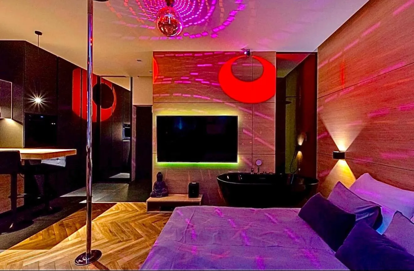 Bed in LupoApartments z Klimatyzacją do wyboru z Jacuzzi Pole Dance Parking Dostęp na Kod