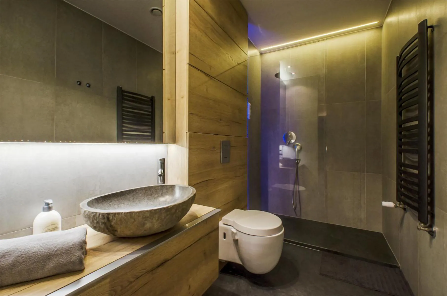 Toilet in LupoApartments z Klimatyzacją do wyboru z Jacuzzi Pole Dance Parking Dostęp na Kod