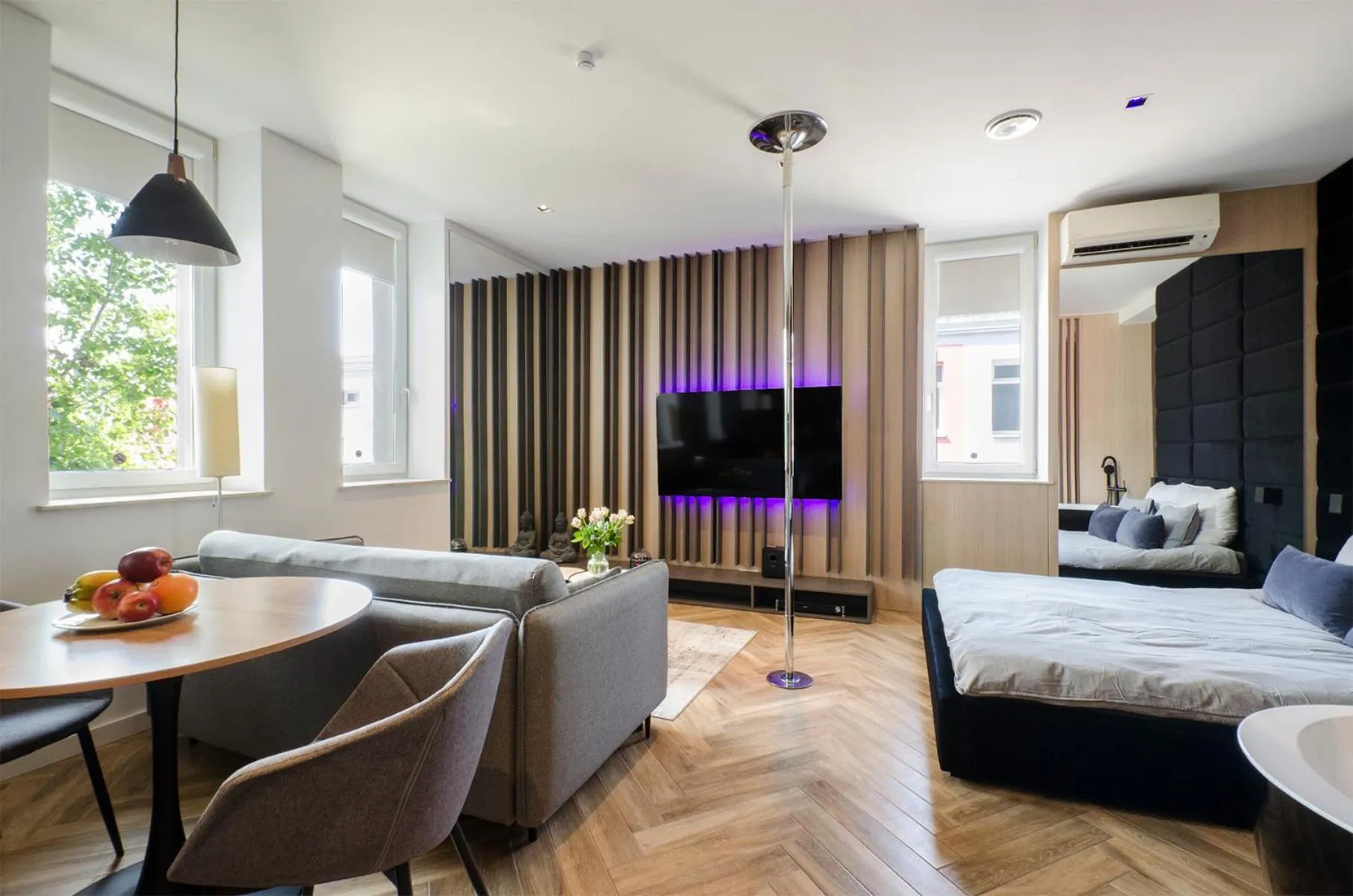 TV and multimedia, Bed in LupoApartments z Klimatyzacją do wyboru z Jacuzzi Pole Dance Parking Dostęp na Kod