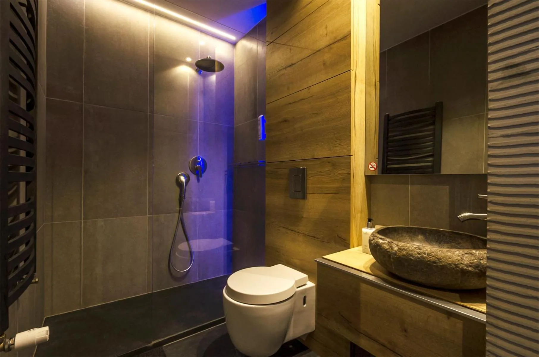 Bathroom in LupoApartments z Klimatyzacją do wyboru z Jacuzzi Pole Dance Parking Dostęp na Kod