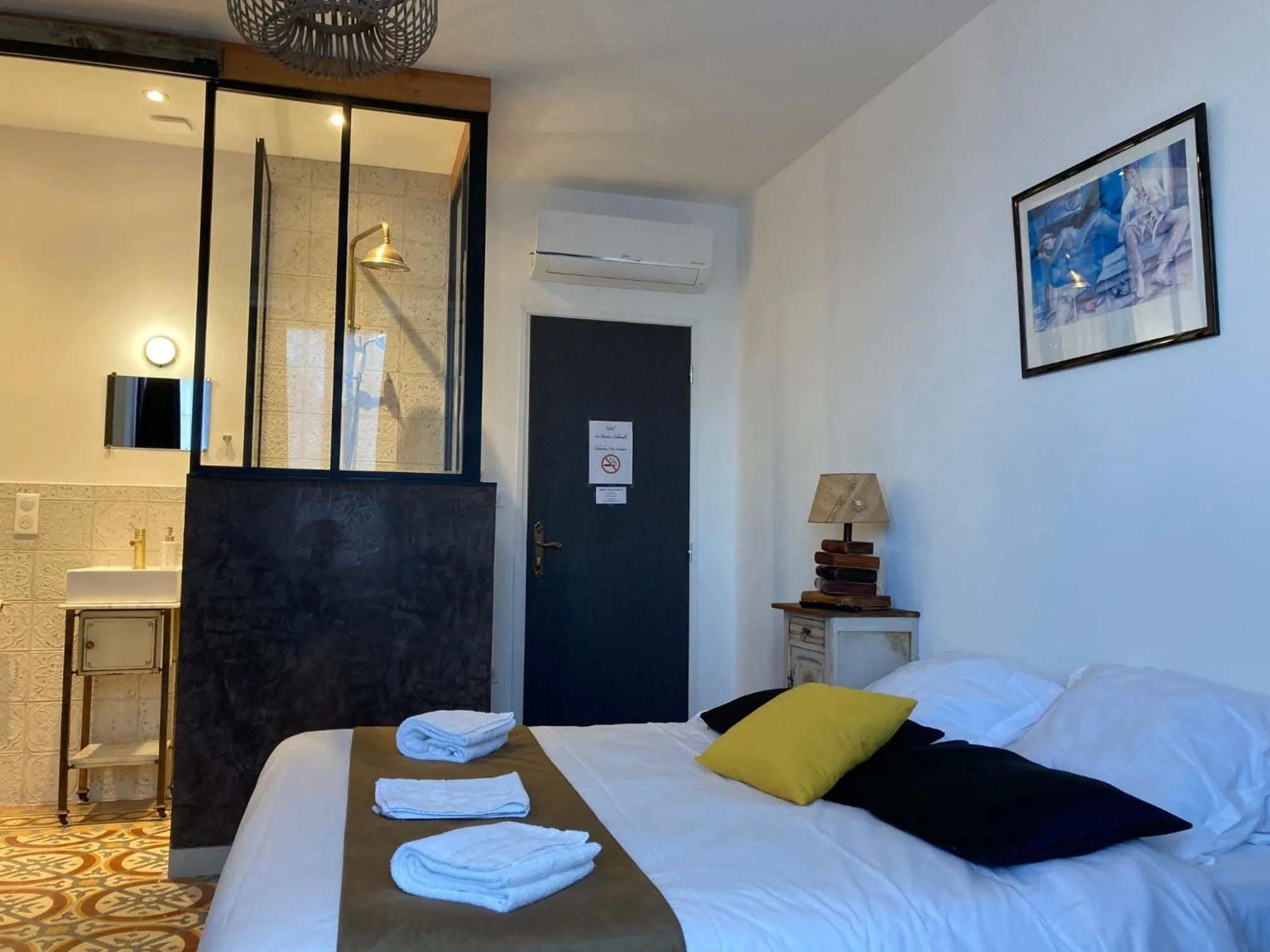 Bedroom, Bed in Hôtel La Demeure Coloniale