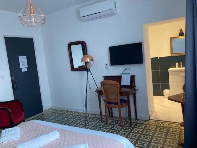 Property building, Bed in Hôtel La Demeure Coloniale