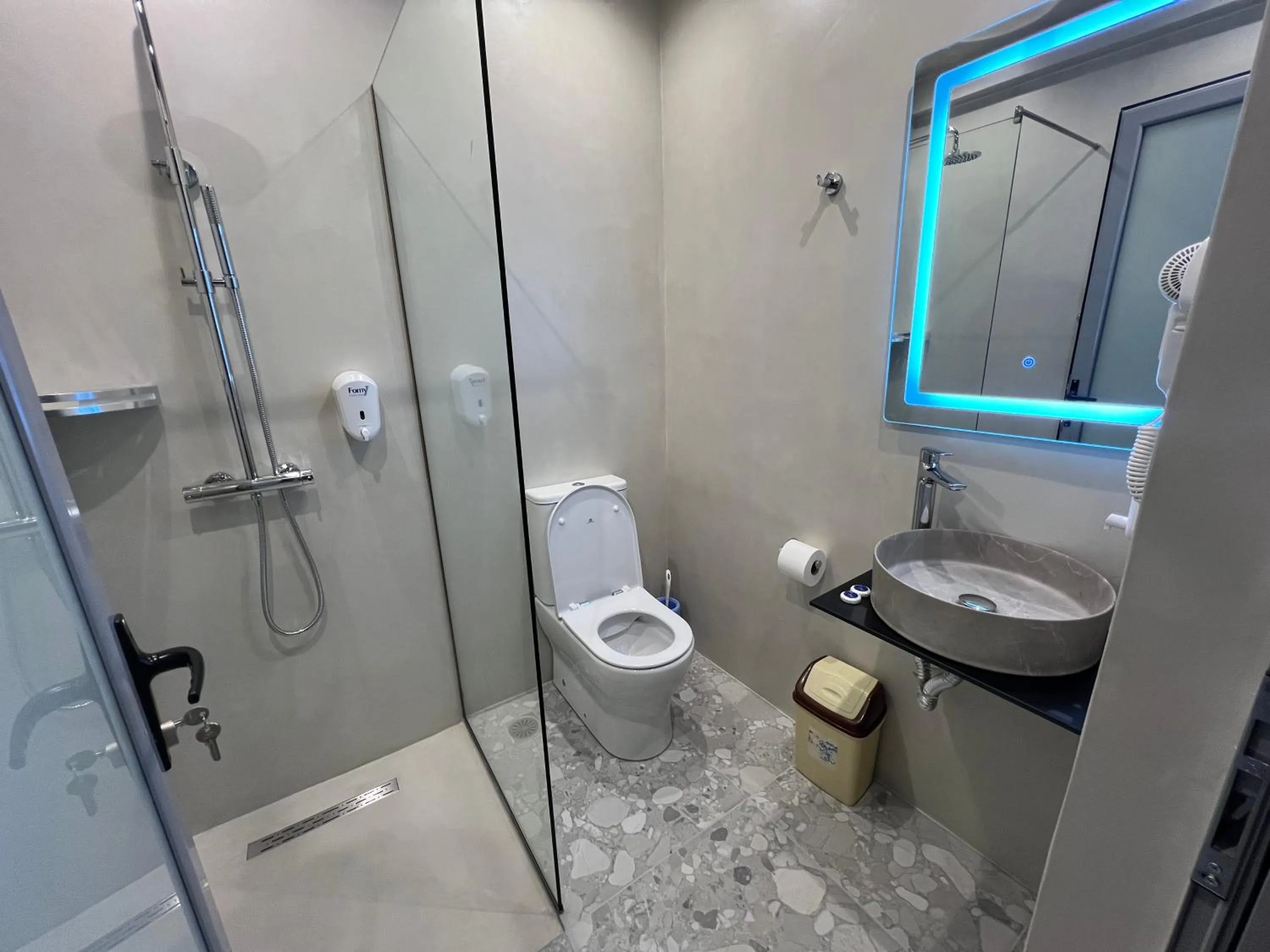 Shower in Hotel Driloni