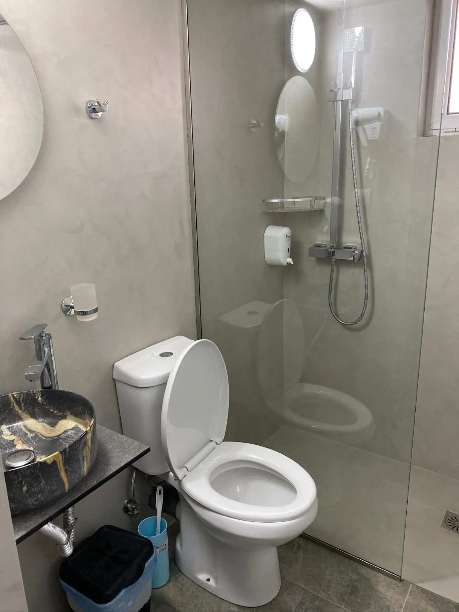 Shower in Hotel Driloni