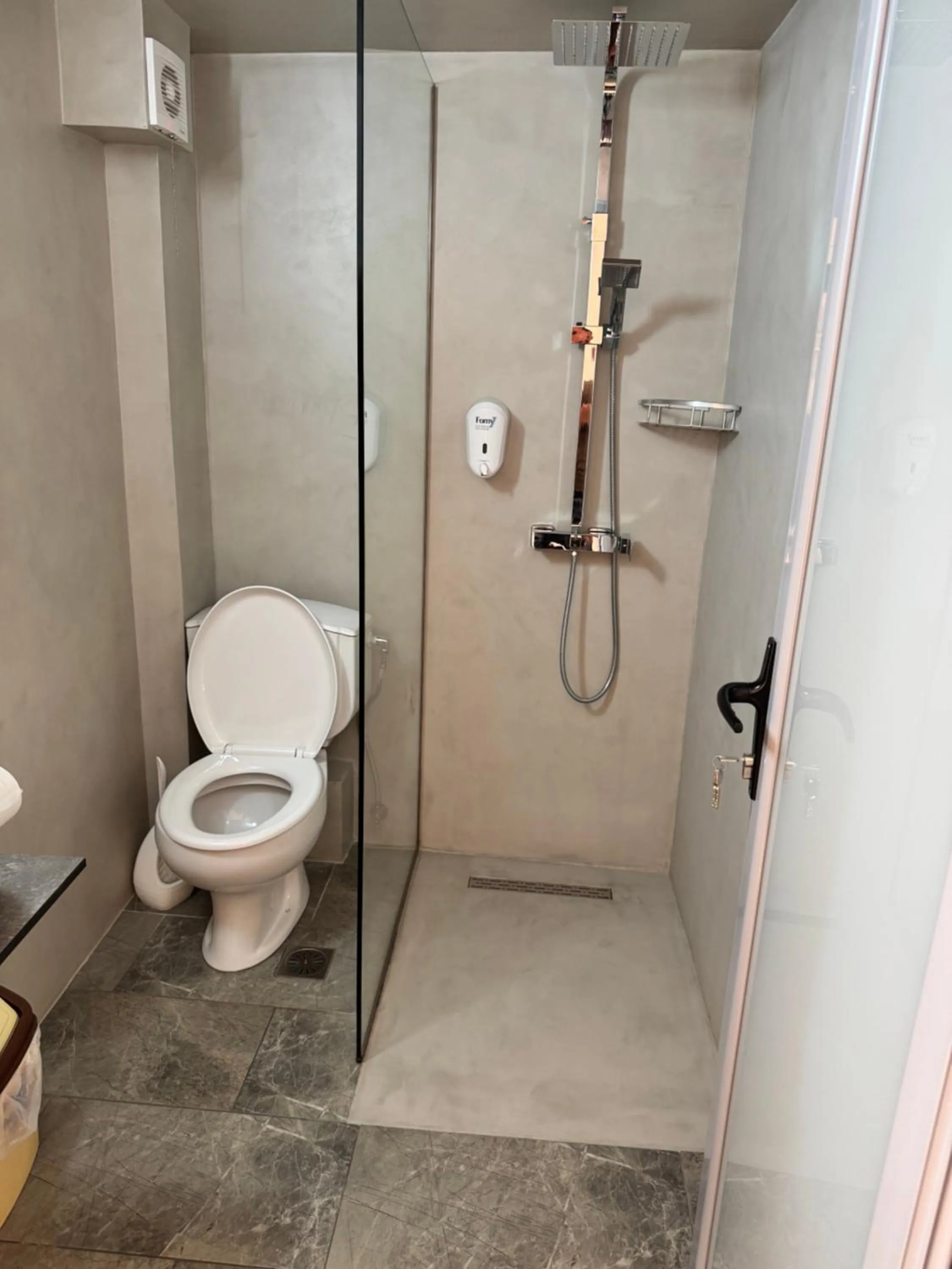 Shower in Hotel Driloni